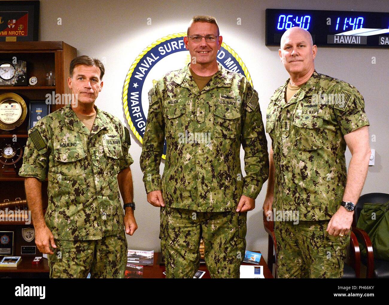 SAN DIEGO (25. Juni 2018) Adm. John aquilino, Kommandant der US-Pazifikflotte (links) und Adm. Christopher Grady, Commander, US-Flotte Kräfte Befehl, U.S. Naval Forces Northern Command (rechts), für ein Foto mit hinteren Adm darstellen. Dave Welch, Commander Naval Oberfläche und Mine Warfighting Development Center (SMWDC) am Hauptsitz SMWDC onboard Naval Station San Diego. Stockfoto