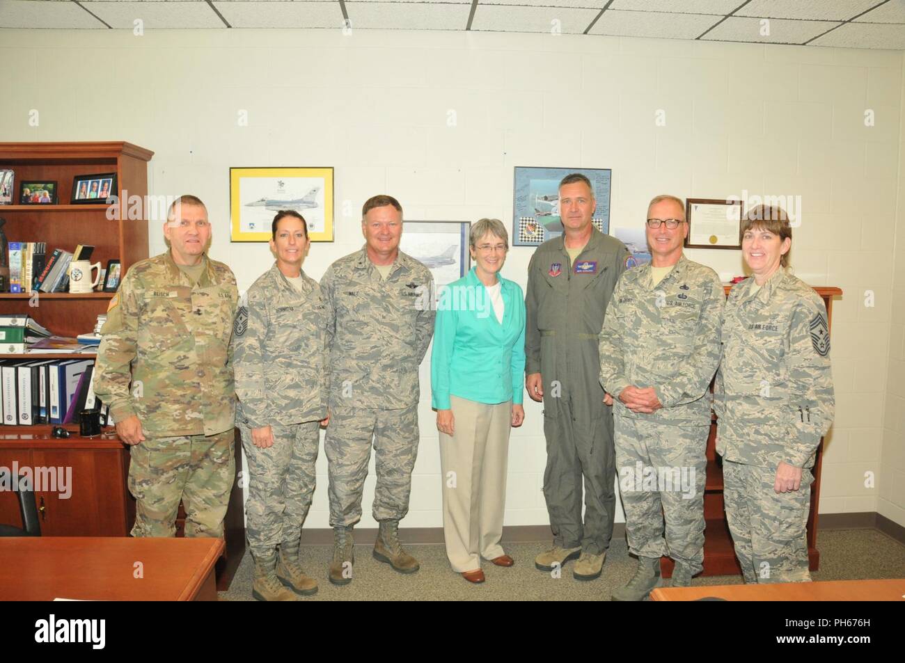 Führungskräfte der South Dakota Nationalgarde hatten die einmalige Gelegenheit, mit dem Herrn Abgeordneten Heather Wilson, Sekretär der Air Force zu treffen, an der Joe Foss Field, Juni 26. Stockfoto