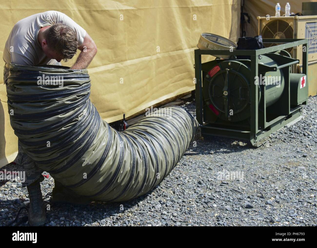 Eine Expeditionary Medizin Systeme übung Airman montiert Zelt Komponenten an Joint Base Langley-Eustis, Virginia, 20. Juni 2018. Eine Kerngruppe auf Flieger wurden am Zelt Montage vor der Ausübung geschult und wurden dann mit der Lehre Übung Freiwillige auf die neu erlernten Verfahren beauftragt. Stockfoto