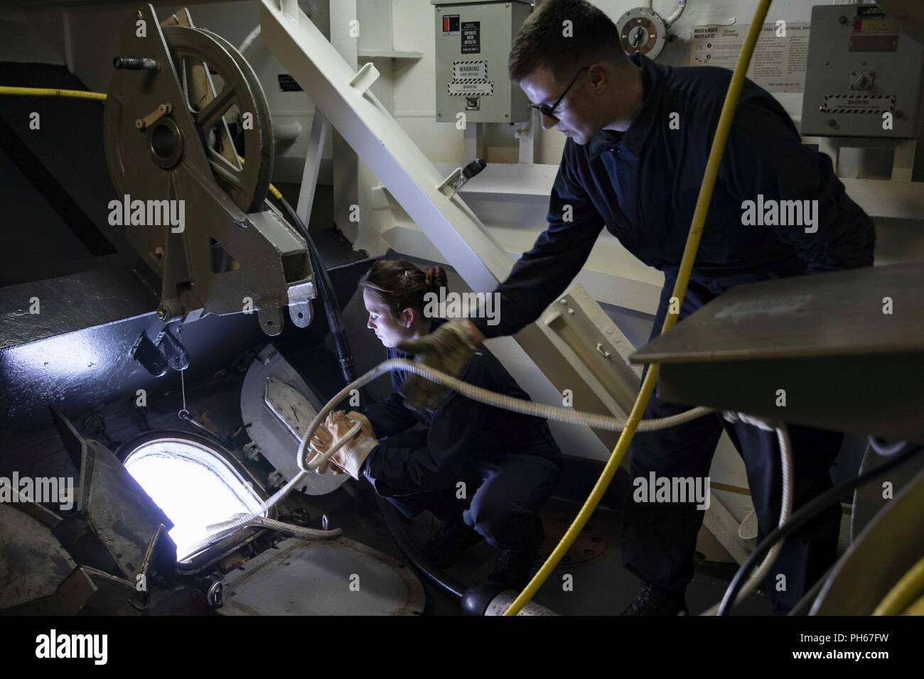 Atlantischer Ozean (25. Juni 2018) Cryptologic Techniker (Sammlung) 2. Klasse Kelsey Bronkema, Links, und Cryptologic Techniker (Sammlung) 3. Klasse Alexander Paulson, lassen Sie die faseroptischen Abschleppseil des SLQ-25 eine nixie an Bord der Wasp-Klasse amphibisches Schiff USS Kearsarge (LHD3). Die kearsarge Amphibious Ready Group (ARG) ist die Vollendung der Marine erste Ostküste ARG Oberfläche Kriegsführung Advanced Tactical Training (SWATT) Übung. SWATT ist von der Naval Oberfläche und Mine Warfighting Development Center geführt und ist so konzipiert, dass warfighting proficiency, Letalität zu erhöhen, und interoperabil Stockfoto