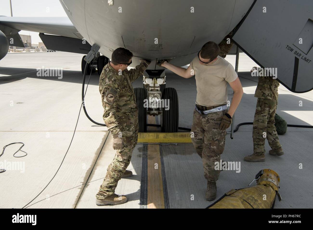 Ein US Air Force KC-135 Stratotanker Pilot die 28 Expeditionary Luftbetankung Geschwader zugewiesen und ein Betreuer in der Nähe ein Feld auf der Flugzeuge während der Durchführung einer Wanderung Rundum-Inspektion des Flugzeuges im Al Udeid Air Base, Katar, 26. Juni 2018. Piloten die Inspektion durchführen, um sicherzustellen, dass das Flugzeug in einem guten Betriebszustand und dafür zu sorgen, dass sie in der Lage ist, die Mission zur hand. Die KC-135 bietet die Luftbetankung nach den US-amerikanischen und alliierten Truppen zur Unterstützung der Operation inhärente Problem beheben, indem Sie die NATO der entschlossenen Unterstützung der Mission und den Betrieb, die die Freiheit des Sentinel. Stockfoto