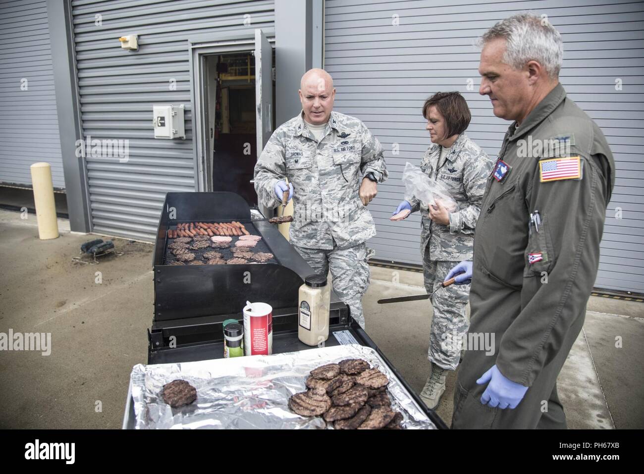 Oberst Todd Thomas, Oberst Allison Miller und Oberst David Johnson bereiten das Mittagessen für die Flieger und Soldaten atteneing ein Tempo Klasse wo Frau quenz Henson, zivile Professionalität Entwicklung, von dem Beruf des Arms Center of Excellence, führt eine Klasse mit Schwerpunkt auf Humankapital bei der 200 RED HORSE Det. 1, Mansfield, Ohio, 27. Juni 2018. Rund 100 Piloten und Soldaten nahmen an der Klasse, ihre Führungsqualitäten zu entwickeln und zu lernen, wie sie bessere Betreuung Ihrer wingman oder Battle buddy Nehmen ein sicherer, effektiver insgesamt Kraft zu erstellen. Stockfoto