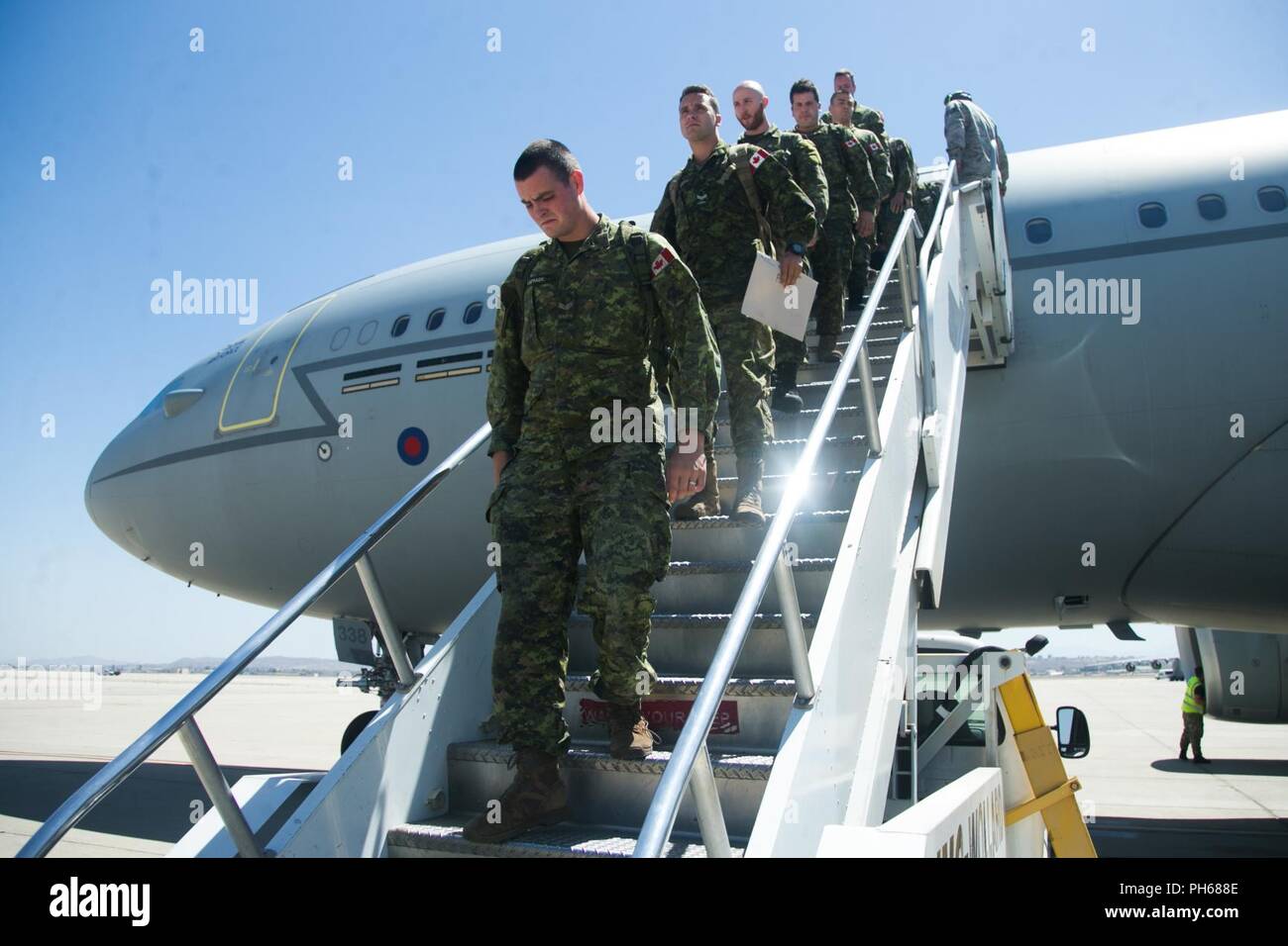 AIR RESERVE BASE, Calif (25. Juni 2018) Der kanadische Soldaten, die in den 2 e Bataillon, Royal 22e Régiment, Kanadische Streitkräfte, Ausfahrt a Royal Air Force Airbus (KC2 Voyager) in den Rand des Pazifik (Rimpac) Übung im März Air Reserve Base, Kalifornien, 25. Juni 2018 zu beteiligen. 25 Nationen, mehr als 45 Schiffe und u-Boote, etwa 200 Flugzeugen und 25.000 Angestellte beteiligen sich an Rimpac vom 27. Juni bis 2. August in und um die hawaiischen Inseln und Südkalifornien. Marines Training mit der US-Navy und Partner Nationen aus der ganzen Welt erhöht die Schlagkraft. RIMPAC bietet Stockfoto