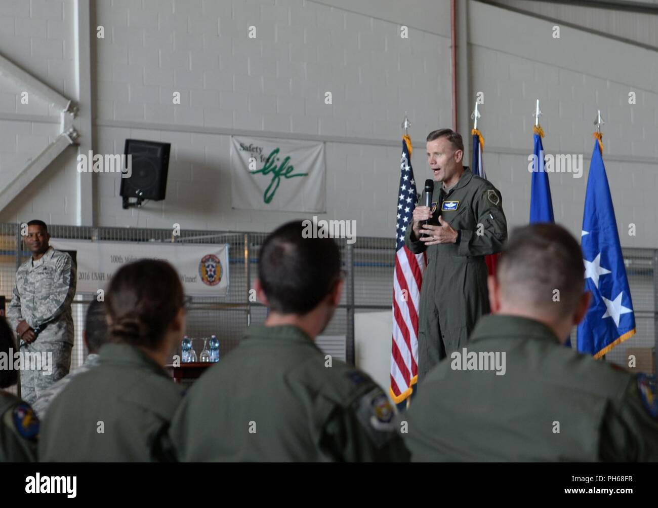 Us Air Force General Tod D. Wolters, US Luft Kräfte in Europa und Afrika Commander, spricht während einem Anruf mit Fliegern des 100 Luftbetankung Wing an RAF Mildenhall, England, 22. Juni 2018. Wolters und Chief Master Sgt. Phillip L. Easton, USAFE-AFAFRICA Befehl Chief, Met mit Fliegern der blutigen Hundertstel während ihres Besuchs in RAF Mildenhall. Stockfoto