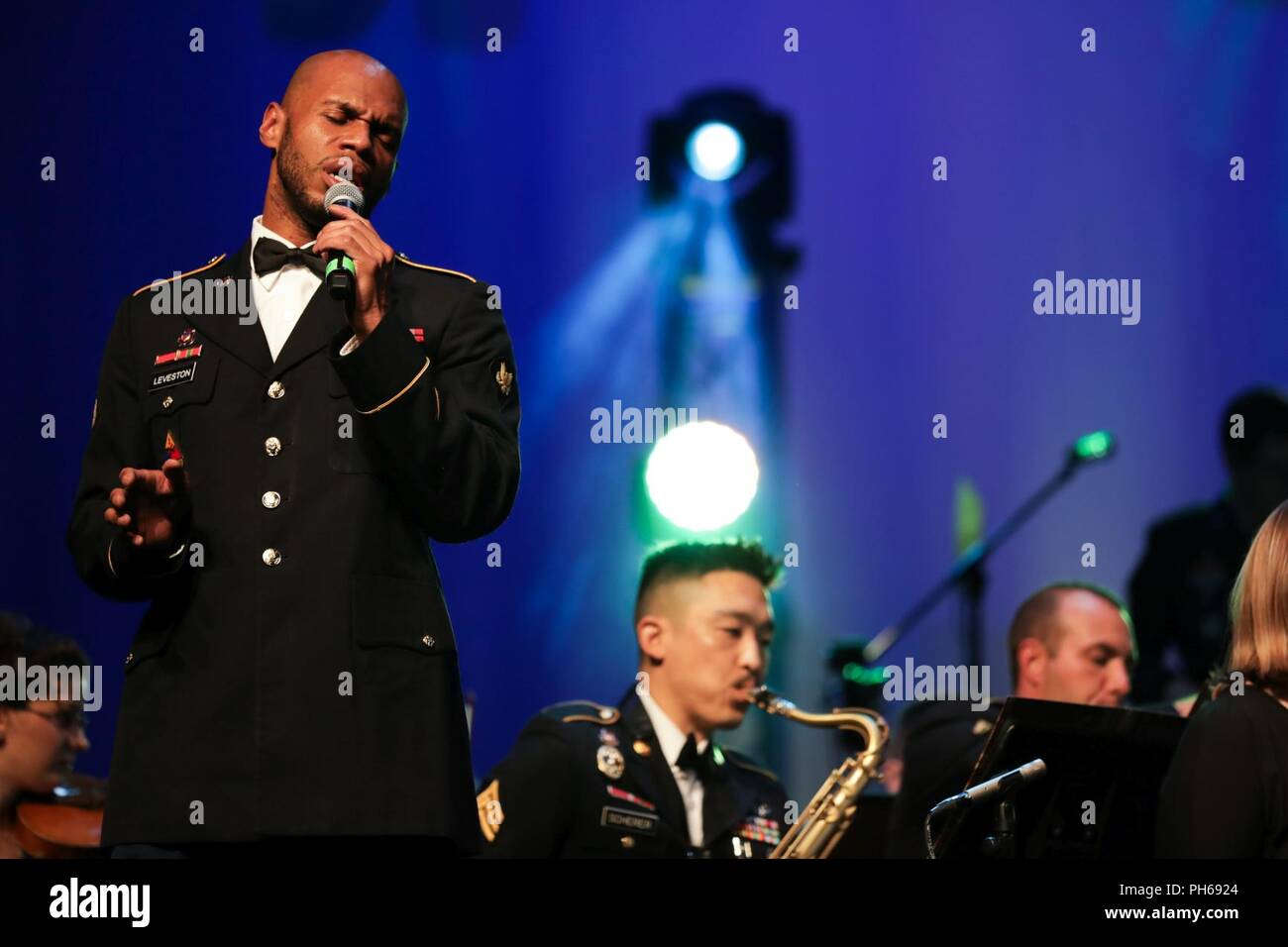 Us-Armee SPC. Joseph Leveston einen Sänger mit den 389 US-Army Material Command Band singt 'Don't Sie sich Sorgen über eine Sache zu "Bob Jones an der High School, Alabama, 26. Juni 2018. Die AMC-Band zu einem verpackten Publikum während Ihrer letzten Konzert vor der Inaktivierung. Stockfoto