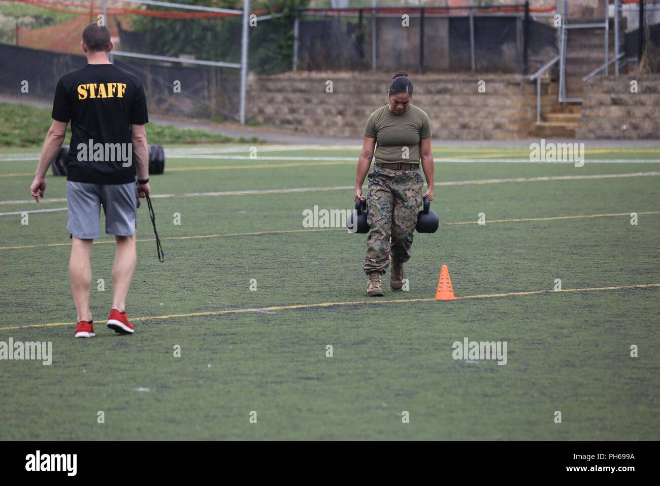 Sergeant Kimberly Santiago, Admin, Spezialist, Marine Barracks Washington D.C., in der hohen Intensität taktische Schulung (HITT) Einleitung in der Kaserne, 27. Juni 2018 Die HITT Meisterschaft konkurrierte ist eine jährliche Veranstaltung, die die oberen männlichen und weiblichen taktische Athleten bringt aus jeder Region zu konkurrieren, der Titel "Zu behaupten, die besten taktischen Athlet in der Marine Corps." In diesem Jahr die HITT Meisterschaft in Camp Lejeune, N.C. gehalten wird Stockfoto