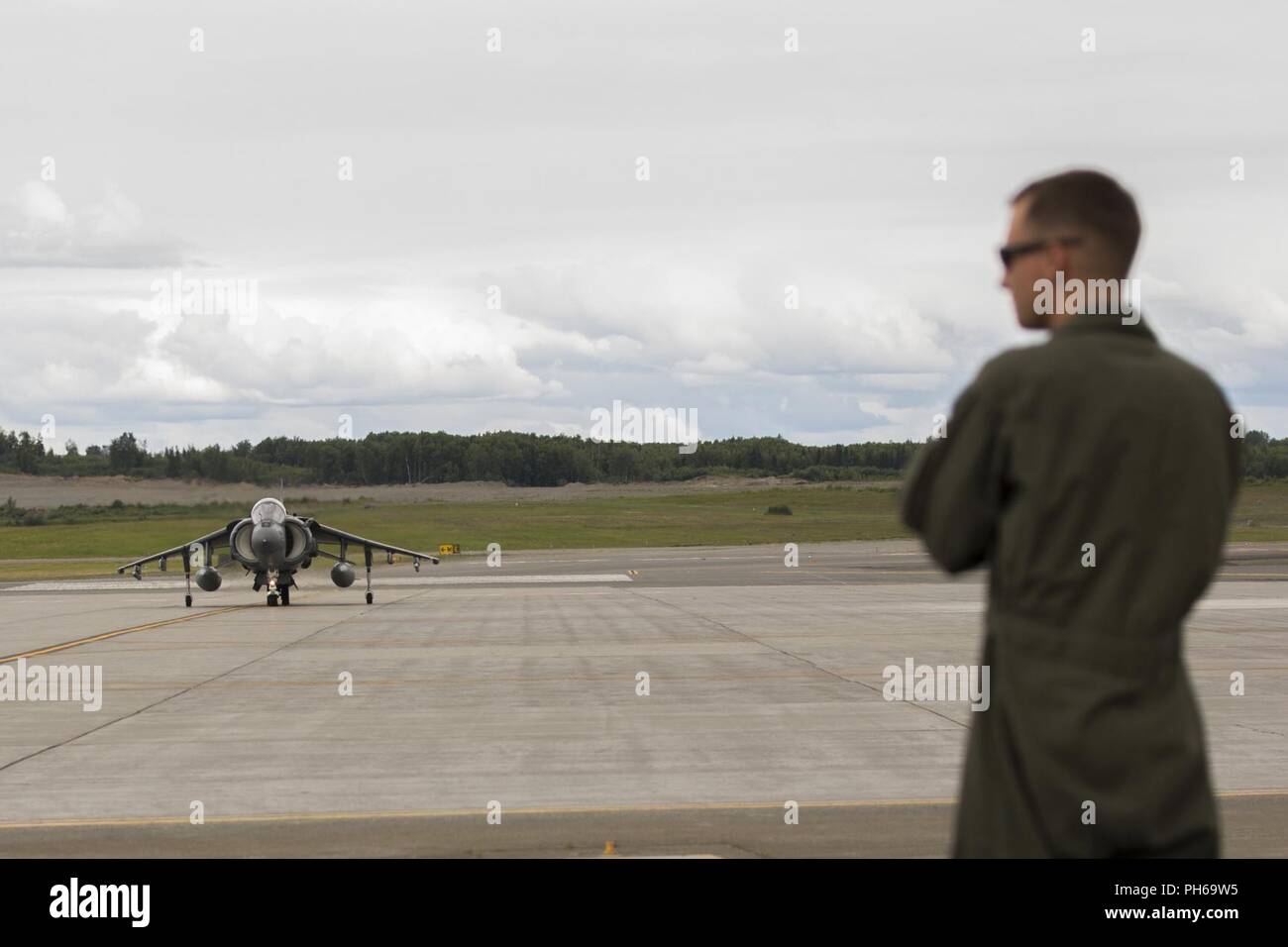 Marine Attack Squadron (VMA) 214 Marines beteiligen sich an der 2018 Arctic Thunder Air Show in Joint Base Elmendorf-Richardson, Alaska, 29. Juni 2018. VMA-214 leitete einen vorbeiflug und schweben Demonstration mit dem AV-8B Harrier während der Air Show. Stockfoto