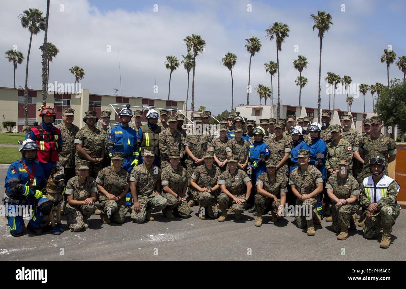 MARINE CORPS BASE CAMP Pendleton, Calif (29. Juni 2018) - US-Marines, mit 15 Marine Expeditionary Unit und Mexikanische Matrosen, mit Corvette lizenzierte Naval Health Service, für ein Gruppenfoto posieren nach humanitärer Hilfe und Katastrophenhilfe Demonstration als Teil der Felge des Pazifiks (Rimpac) Übung im Marine Corps Base Camp Pendleton, Kalifornien, 29. Juni 2018. Marines Training mit Partner Nationen aus der ganzen Welt erhöht die Schlagkraft. RIMPAC bietet hochwertige Ausbildung für Task-organisierte, hoch-fähigen Marine Air-Ground Task Force und erhöht die kritische Reaktion auf Krisen Kappe Stockfoto