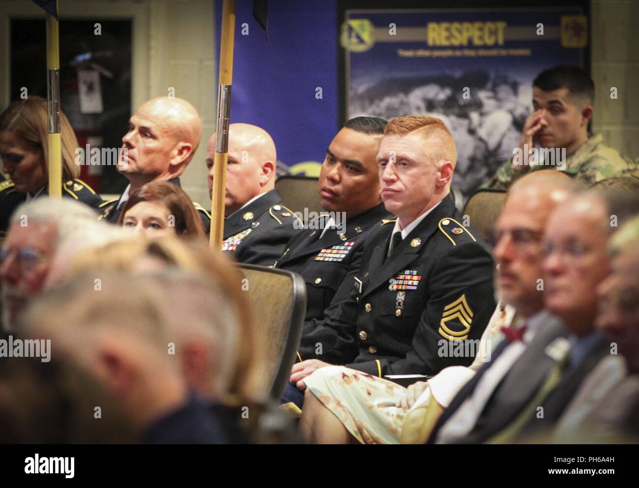 Armee finden Sgt. 1. Klasse Johannes Baptisti (Mitte) Firma first Sergeant, 342 Chemical Company, 472Nd chemische Bataillon, 209 Region Support Group, 76th Operationelle Antwort Befehl und Kapitän Lorenzo Llorente II (Mitte links), Kompanieführer, 342 Chem. Co.abwarten zu werden, um die prestigeträchtige Generalmajor William L. Sibert Award am Fort Leonard Wood, Missouri, 28. Juni, während das 100-jährige Jubiläum der Chemischen Korps zu erhalten. Dies ist das zweite Jahr in Folge die 342. Chem. Co., hat die Auszeichnung, die zu einer Gesellschaft von jeder Komponente der Armee ist zu erkennen gewonnen Stockfoto