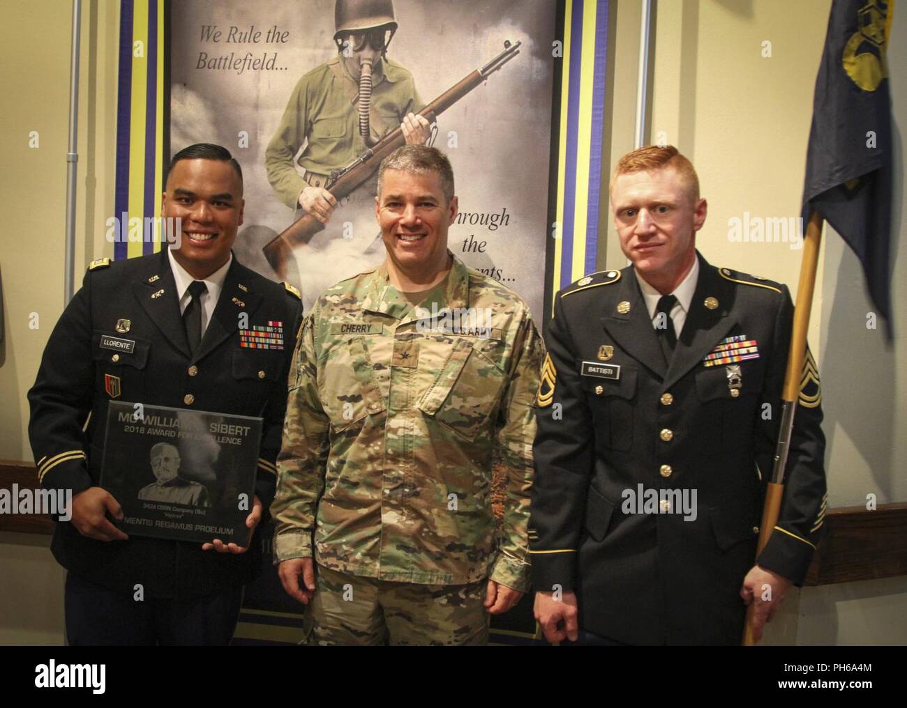Armee finden Sie Kapitän Lorenzo Llorente II (links), Kompanieführer, 342 Chemical Company, 472Nd chemische Bataillon, 209 Region Support Group, 76th Operationelle Antwort Befehl, Brig. Gen. Doug Kirsche, (Mitte) Stellvertretender kommandierender General, 76 ORC und Sgt. 1. Klasse Johannes Baptisti (rechts), der Firma first Sergeant, 342 Chem. Co., 472Nd Chem. Bn., posieren für aphoto zusammen nach der 342 Unternehmen der chemischen Industrie war die renommierten Generalmajor William L. Sibert Award auf der Baker Theater nach Fort Leonard Wood, Missouri während das 100-jährige Jubiläum der Chemischen Korps am 28. Juni vorgestellt. Dies ist die Stockfoto