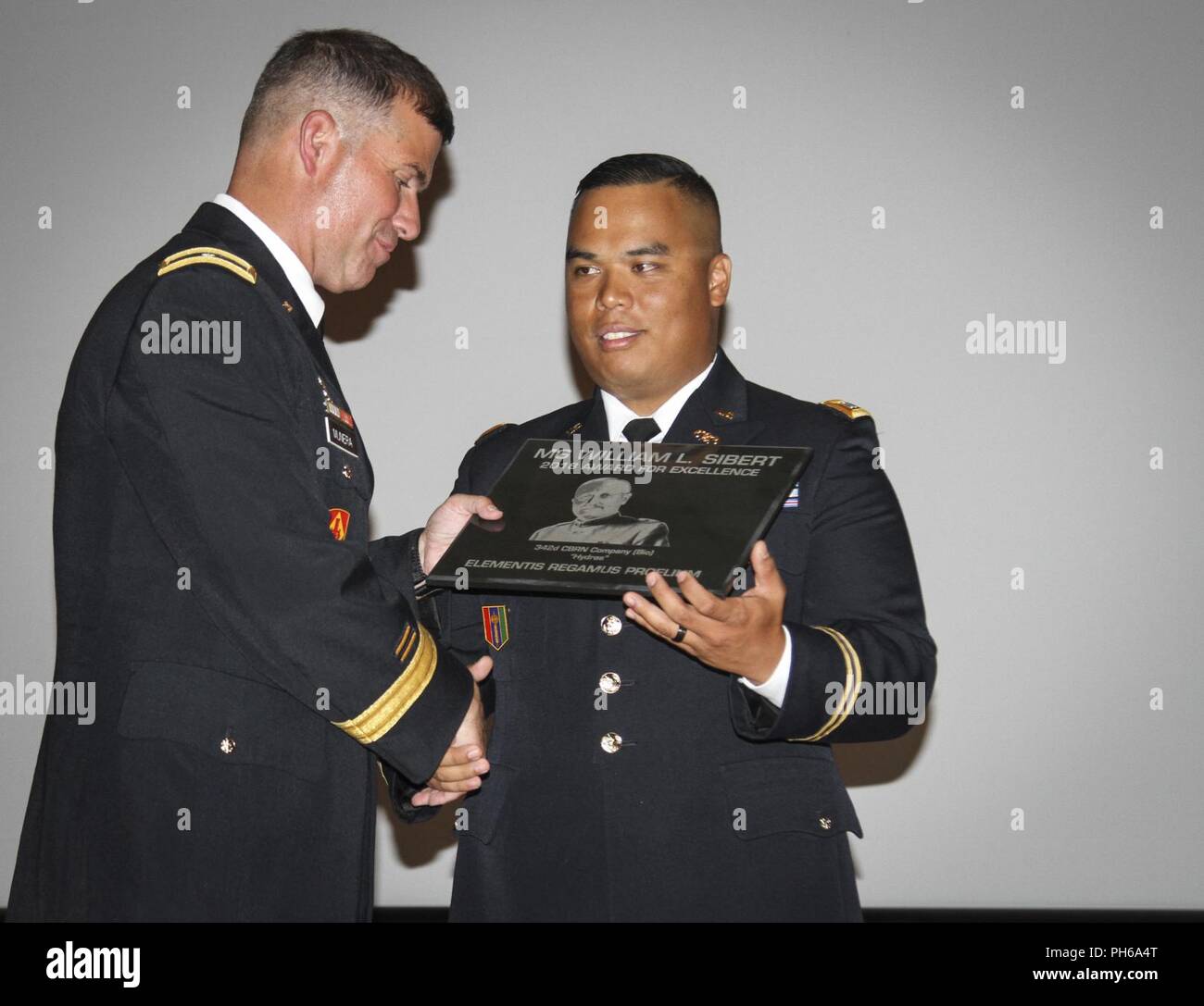 Armee finden Sie Kapitän Lorenzo Llorente II (rechts), Kompanieführer, 342 Chemical Company, 472Nd chemische Bataillon, 209 Region Support Group, 76th Operationelle Antwort Befehl, erhält den Generalmajor William L. Sibert Award Plakette von Brig. Gen. Antonio V. Munera, Kommandant, U.S. Army chemischen, biologischen, radiologischen und nuklearen (CBRN) Schule und der 30 Leiter der Chemischen in Fort Leonard Wood, Missouri Juni 28. Dies ist das zweite Jahr in Folge die 342. Chem. Co., hat den Award, der jährlich an ein Unternehmen von jeder Komponente der Armee dargestellt wird Exzellenz in zu erkennen gewonnen Stockfoto
