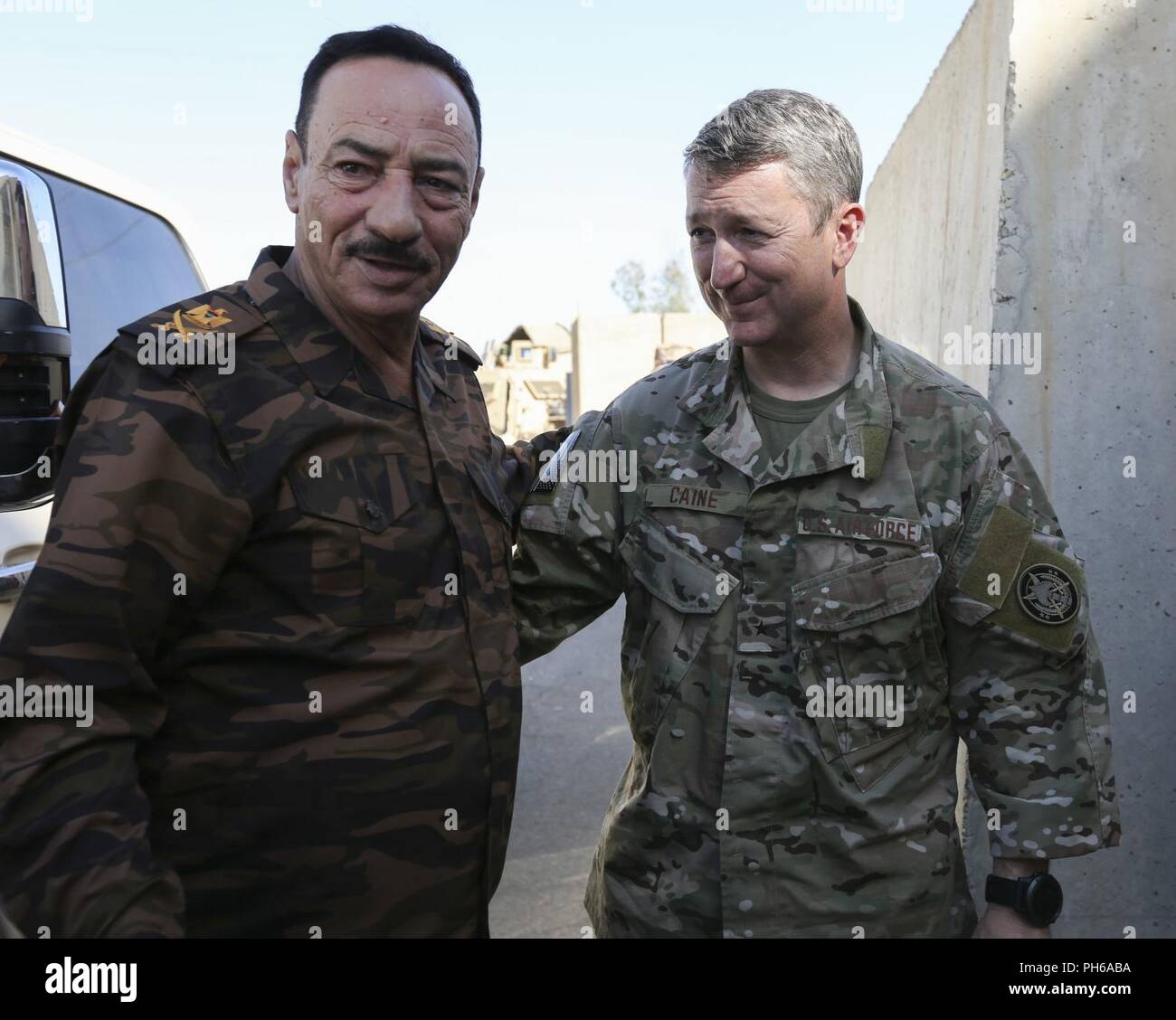 Air Force Brig. Gen. Daniel Caine, Deputy-Commanding General von Special Operations Joint Task Force-Operation inhärenten zu lösen, trifft sich mit Ninewa operative Zentrum Kommandeur, Major General Najim, in Mossul, Irak, 26. Juni 2018. Die Generäle met verschiedene Themen, einschließlich der Stabilisierungs- und der Sicherheit im Norden des Irak zu diskutieren. Streitkräfte der Koalition weiterhin mit unseren Partnern zu stehen, um sicherzustellen, dass die Bedingungen für die Aufrechterhaltung einer sicheren Umgebung in der Folge der irakischen Wahlen eingestellt sind. Stockfoto