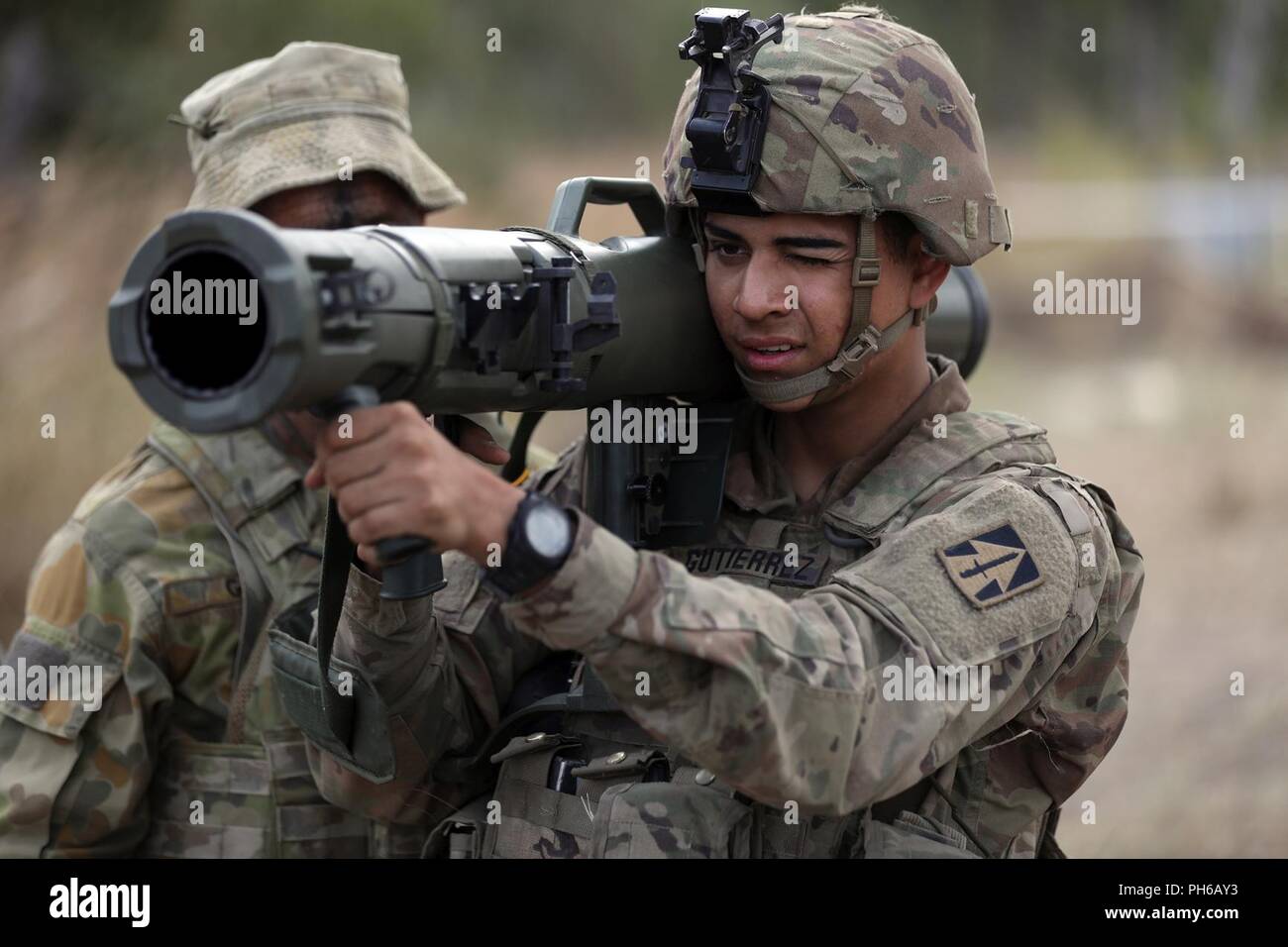 Australische Pte James Gale erklärt die Bedienung der M 4 84 mm Carl Gustav Recoiless Gewehr 21. Juni an US-Pfc. William Gutierrez, C Company, 1.BATAILLON, 293 Infanterie Regiment, 76th Infantry Brigade Combat Team, Indiana National Guard, die während der Übung Hamel in der Shoalwater Bay, Australien. Stockfoto