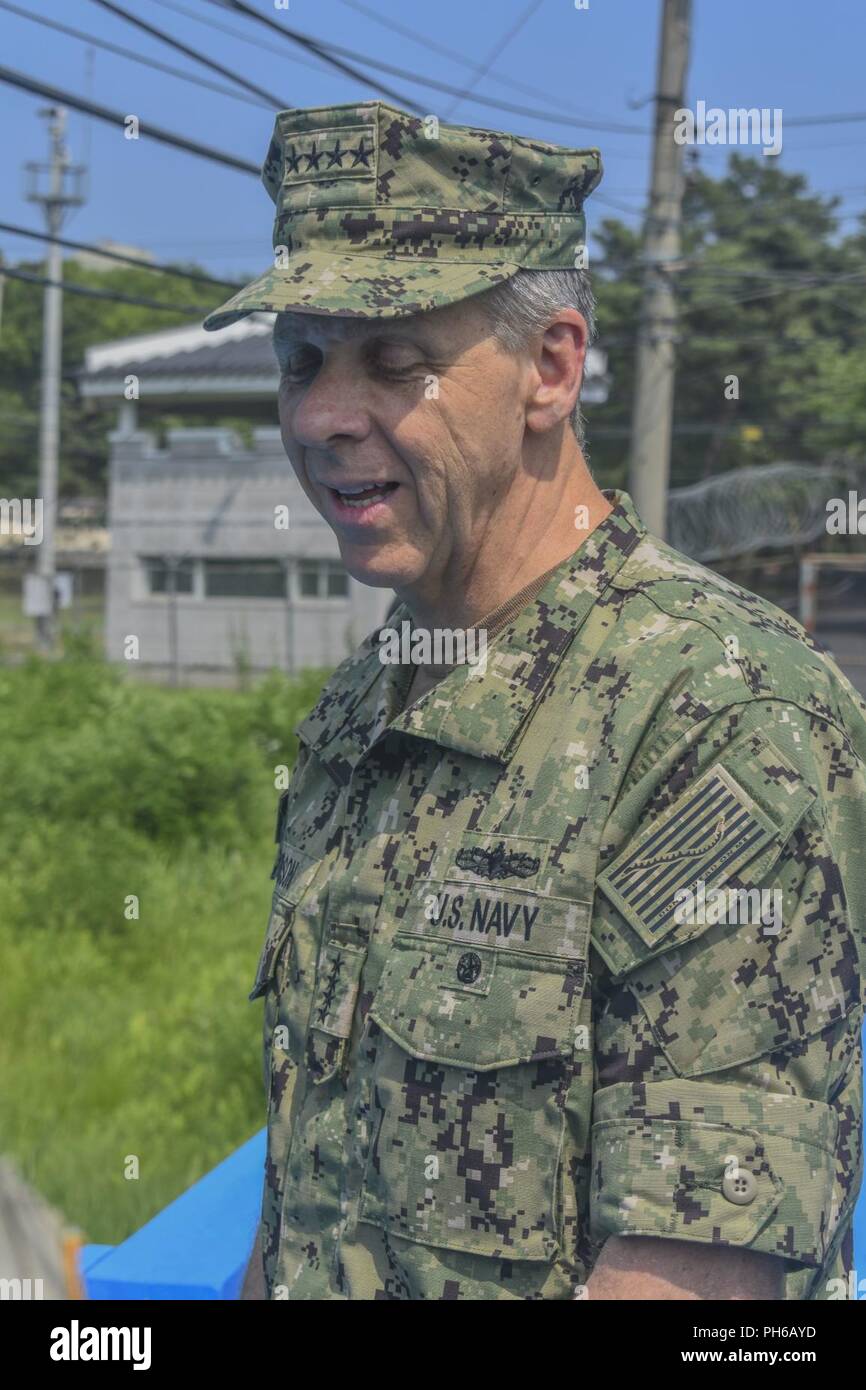 ADM Philip S. Davidson Besuche der Brücke, wo Präsident Moon Jae-in und der Vorsitzende Kim Jong-un-Frieden während der Innerkoreanischen Gipfels getroffen. ADM Davidson fuhr seinen ersten Besuch in der Republik Korea seit in als Kommandeur des neu benannten Indopazifik Befehl vereidigt werden. Stockfoto
