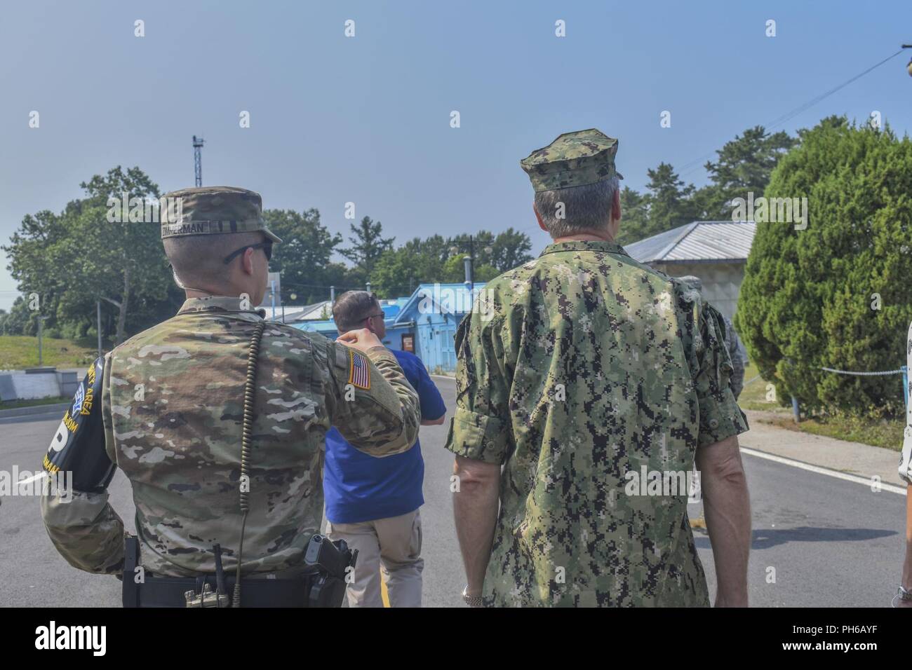 ADM Philip S. Davidson ist Led auf eine Tour durch die Entmilitarisierte Zone an der Joint Security Area, Republik Korea. ADM Davidson fuhr seinen ersten Besuch in der Republik Korea seit in als Kommandeur des neu benannten Indopazifik Befehl vereidigt werden. Stockfoto