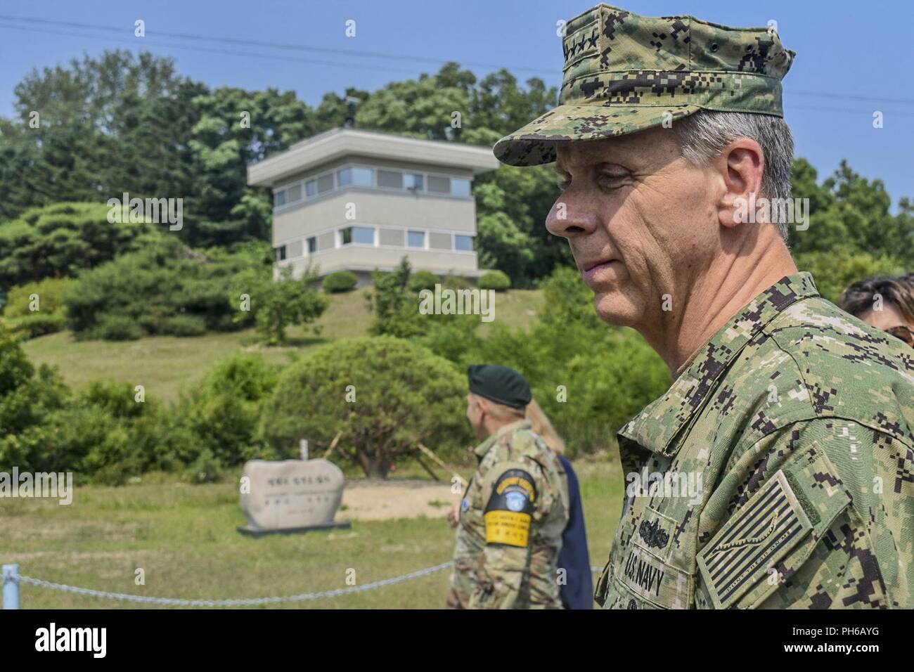 ADM Philip S. Davidson spiegelt auf der Website der Baum gepflanzt von Präsident Moon Jae-in und der Vorsitzende Kim Jong-un bei der innerkoreanischen Gipfeltreffen in Frieden. ADM Davidson fuhr seinen ersten Besuch in der Republik Korea seit in als Kommandeur des neu benannten Indopazifik Befehl vereidigt werden. Stockfoto