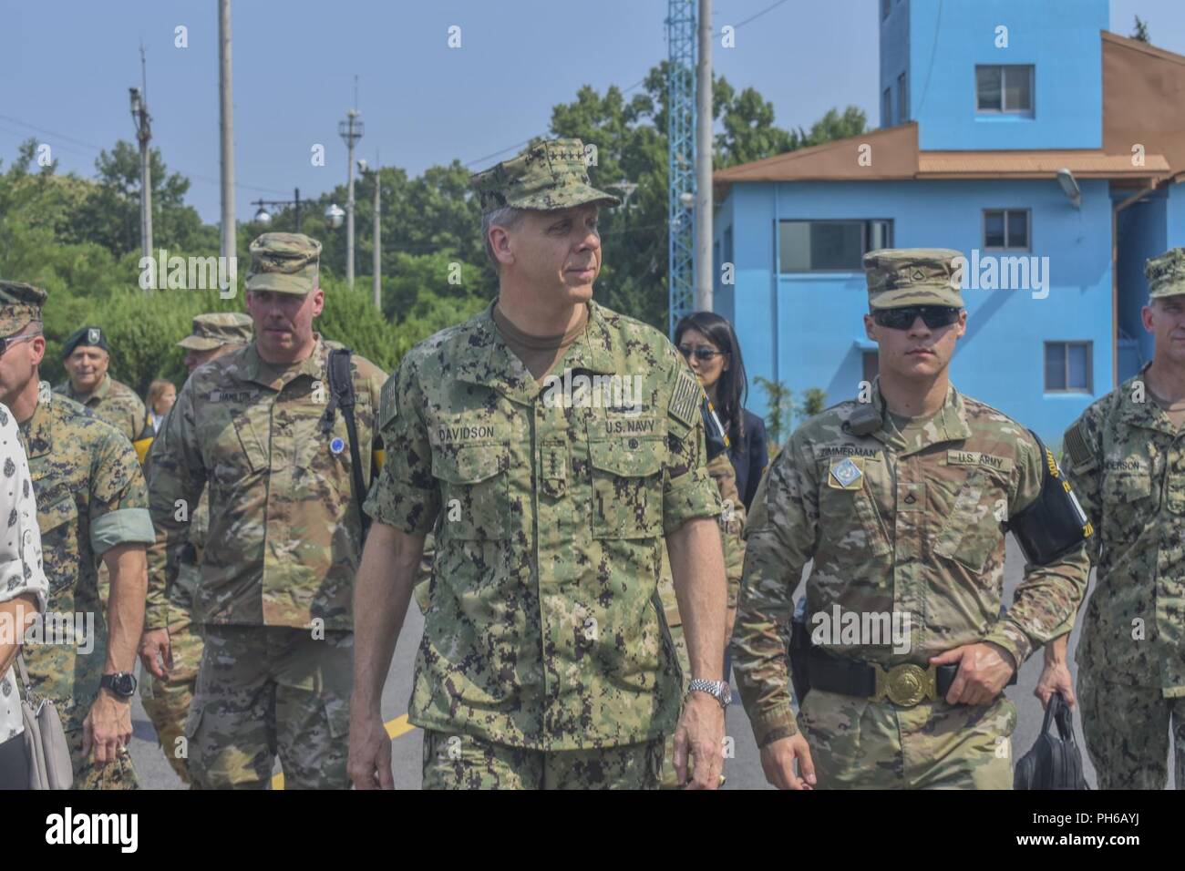 ADM Philip S. Davidson Touren der Demilitarisierten Zone an der Joint Security Area, Paju, Südkorea. ADM Davidson fuhr seinen ersten Besuch in der Republik Korea seit in als Kommandeur des neu benannten Indopazifik Befehl vereidigt werden. Stockfoto