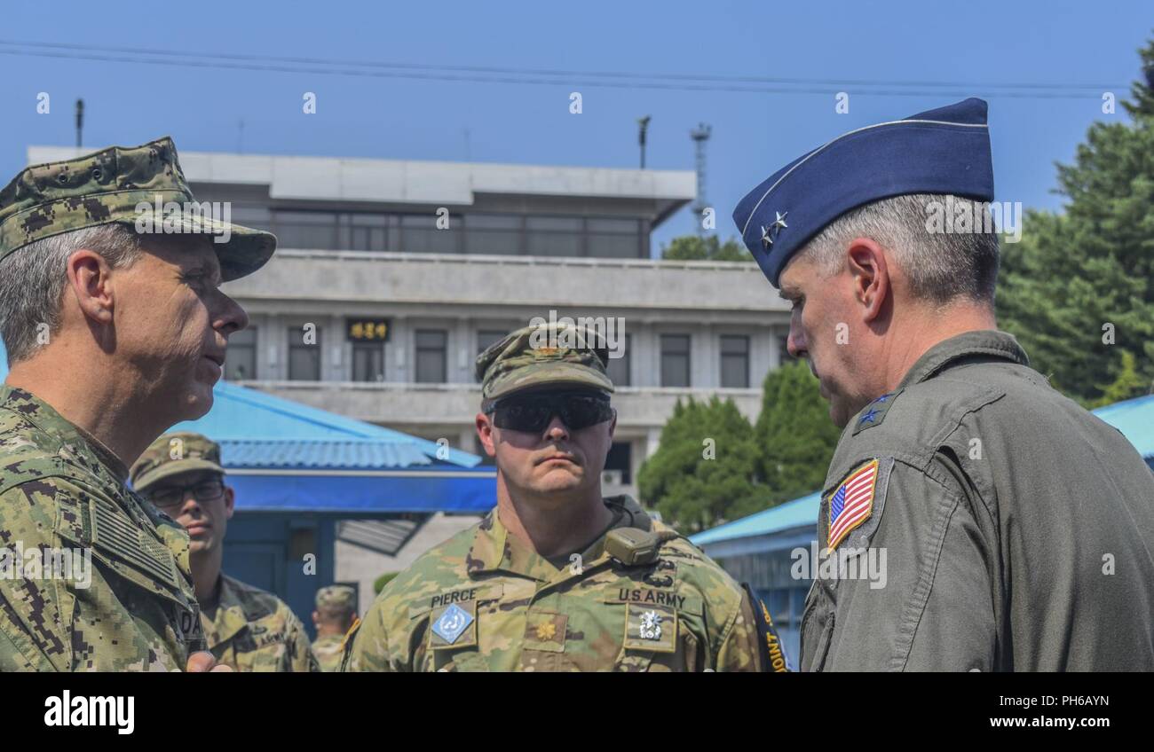 ADM Philip S. Davidson und US-Streitkräfte Korea Stabschef Maj Gen Michael A. Minihan erhalten eine kurze Zeile auf 'Konferenz' an die Entmilitarisierte Zone der Joint Security Area, Paju, Republik Korea. ADM Davidson fuhr seinen ersten Besuch in der Republik Korea seit in als Kommandeur des neu benannten Indopazifik Befehl vereidigt werden. Stockfoto