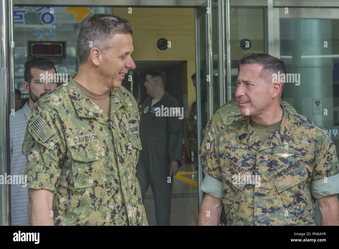 INDOPACOM Commander ADM Philip S. Davidson und älterer Soldat Führer SgtMaj Anthony A. Spadaro teilen sich ein Lachen während ihrer Tour durch die Entmilitarisierte Zone an der Joint Security Area, Paju, Republik Korea. ADM Davidson fuhr seinen ersten Besuch in der Republik Korea seit in als Kommandeur des neu benannten Indopazifik Befehl vereidigt werden. Stockfoto