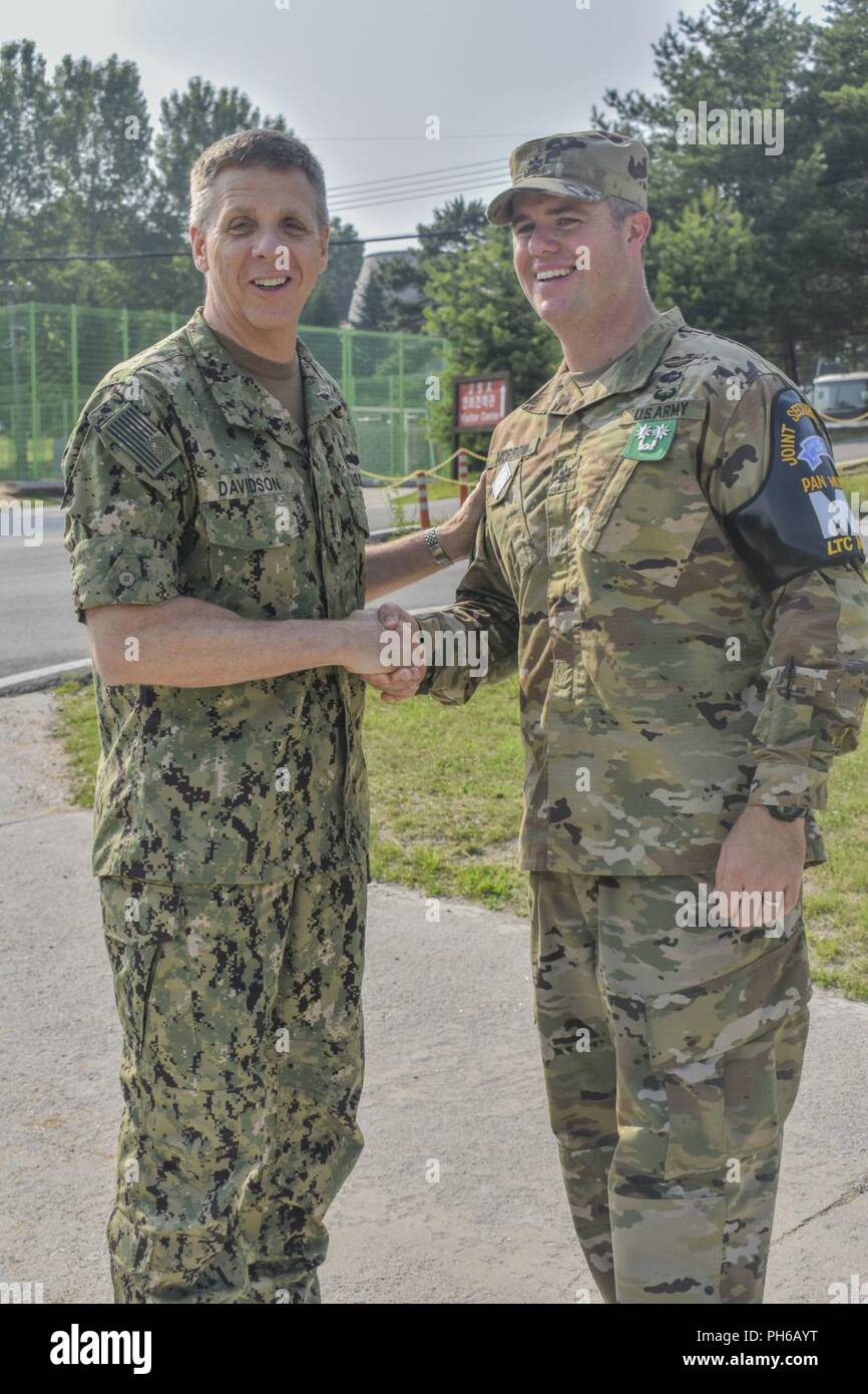 INDOPACOM Commander ADM Philip S. Davidson präsentiert seine Münze zu Vereinten Nationen Befehl Sicherheit Bataillonskommandeur LTC Sean M. Morgen vor dem Abflug der Joint Security Area, Paju, Republik Korea. ADM Davidson fuhr seinen ersten Besuch in der Republik Korea seit in als Kommandeur des neu benannten Indopazifik Befehl vereidigt werden. Stockfoto