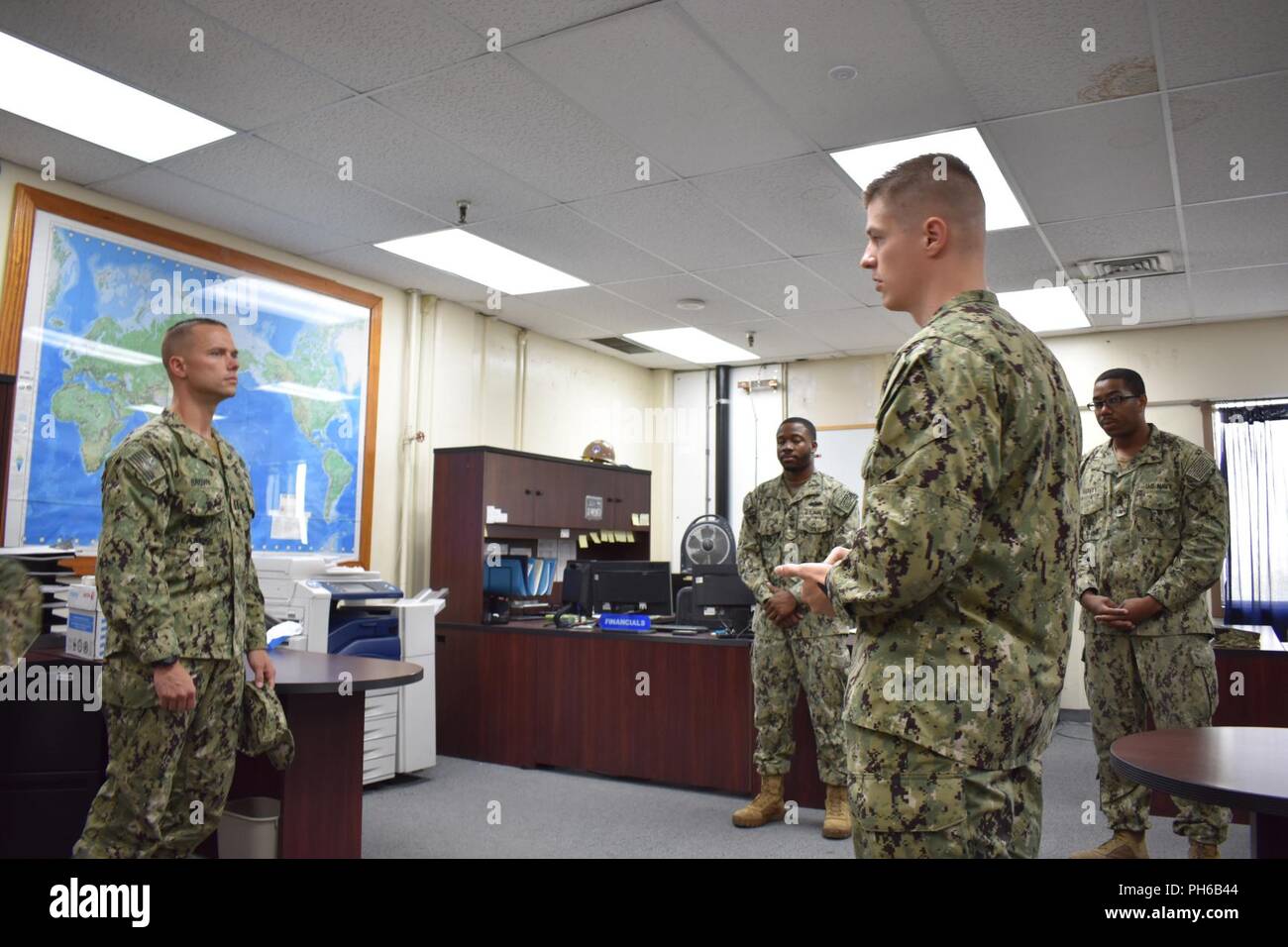 CAMP COVINGTON, Guam (25. Juni 2018) Leutnant William Tucker, rechts, liefert eine kurze auf der Loslösung (Det.) Guam Supply Abteilung für die eingehenden Offizier, Lieutenant Daniel Braun, Links. Die beiden Offiziere zu Naval Mobile Konstruktion Bataillon 11 zugeordnet. (NMCB-11) NMCB-11 Vorwärts bereitgestellt wird, der humanitären Hilfe und der ausländischen Hilfe auszuführen, und Theater die sicherheitspolitische Zusammenarbeit in der 7.Flotte Bereich der Operationen. Stockfoto