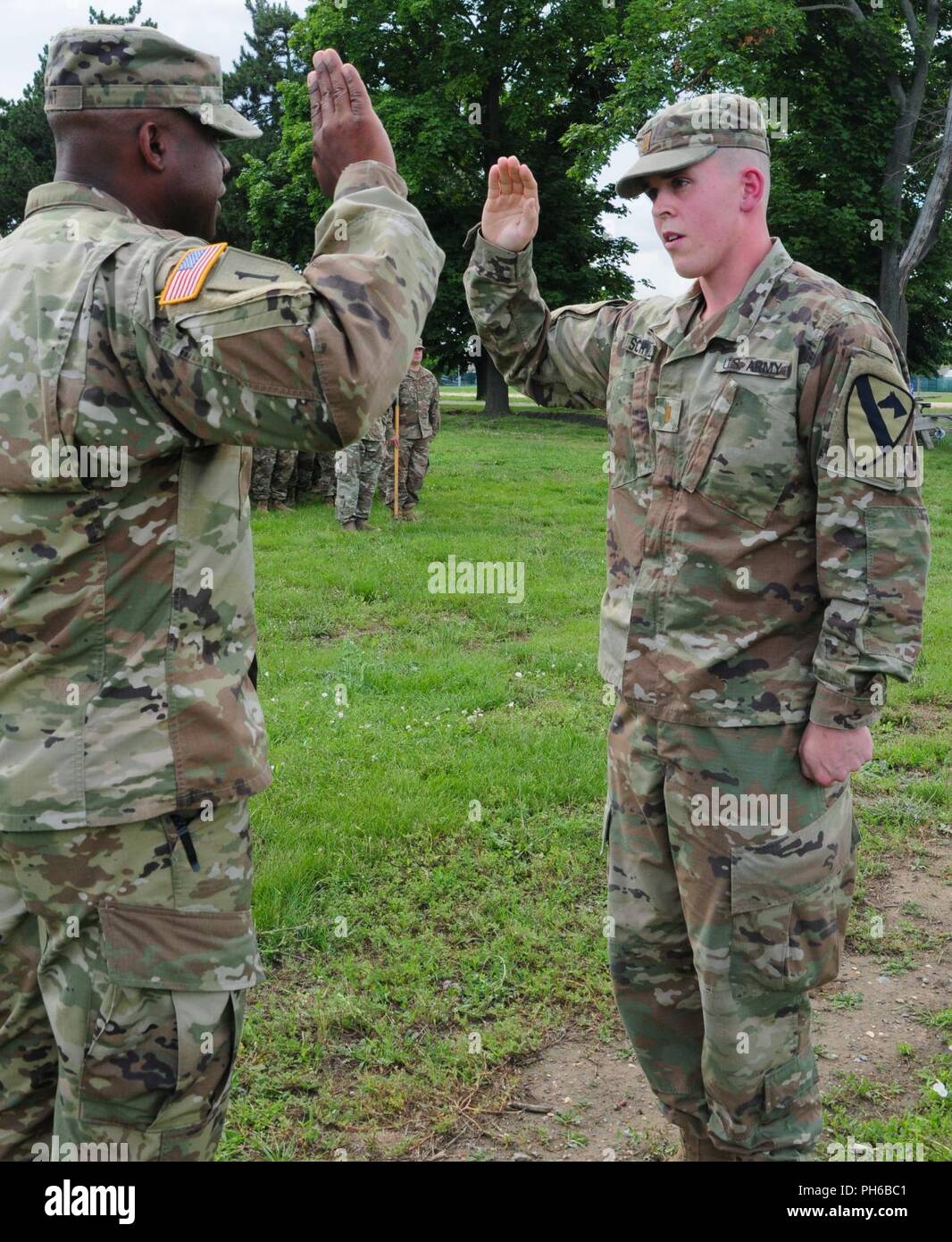 Oberstleutnant Kelvin Swint, Kommandant der 2. Battalion, 5th Cavalry Regiment, 1st Armored Brigade Combat Team, 1.Kavallerie Division fördert 2. Lt. Steven Schworm, bis 2-5 Cav, 1 ABCT, 1 CD, Oberleutnant in Mihail Kogalniceanu Airbase in Rumänien, 29. Juni 2018 vergeben. Schworm stammt aus Spencerport, New York und ist mit dem 2-5 Cav zur Unterstützung der Atlantischen lösen, ein bleibendes Training übung zwischen der NATO und US-Streitkräften eingesetzt. Stockfoto