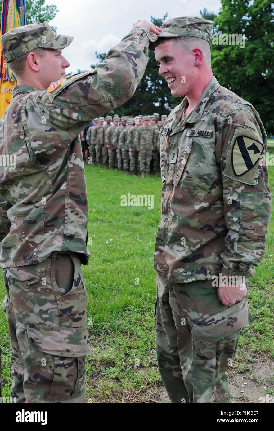 Kapitän Trevor Sparkes, Kommandant der Hauptsitz und Sitz der Gesellschaft, 2. Battalion, 5th Cavalry Regiment, 1st Armored Brigade Combat Team, 1.Kavallerie Division, Pins 2. Lt. Steven Schworm, bis 2-5 Cav, 1 ABCT, 1 CD zugeordnet, mit dem Rang eines Oberleutnant in Mihail Kogalniceanu Airbase in Rumänien, 29. Juni 2018. Schworm stammt aus Spencerport, New York und ist mit dem 2-5 Cav zur Unterstützung der Atlantischen lösen, ein bleibendes Training übung zwischen der NATO und US-Streitkräften eingesetzt. Stockfoto