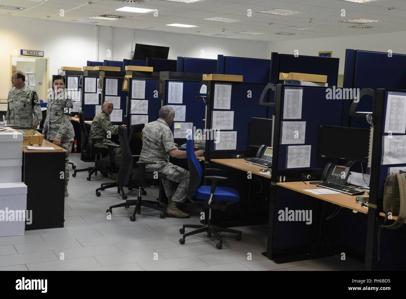 Personal in die Vereinigten Staaten von der Polizei in der 569Th Squadron Arbeiten am Fahrzeug Registration Office zugewiesen auf Kapaun Air Station, Deutschland, 27. Juni 2018. Das Fahrzeug Registration Office hat sein Verfahren in der Verarbeitung Gönner besser die Mitglieder der Kaiserslautern Military Community dienen optimiert. Stockfoto