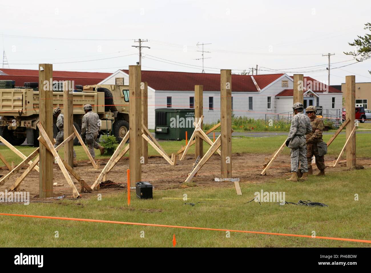 Soldaten, die in den 284 Ingenieur Unternehmen arbeiten an einer Truppe Projekt Juni 22, 2018 ein Pavillon neben der Direktion der öffentlichen Arbeiten Hauptquartier in Fort McCoy, Wis. Das Projekt war Teil der Ausbildung in der 86th Division Combat Support Training Training (CSTX) 86-18-04 bauen. Die Übung fand von Juni 9-29 bei der Installation mit mehr als 6.000 Service Mitglieder insgesamt teilnehmen. Stockfoto