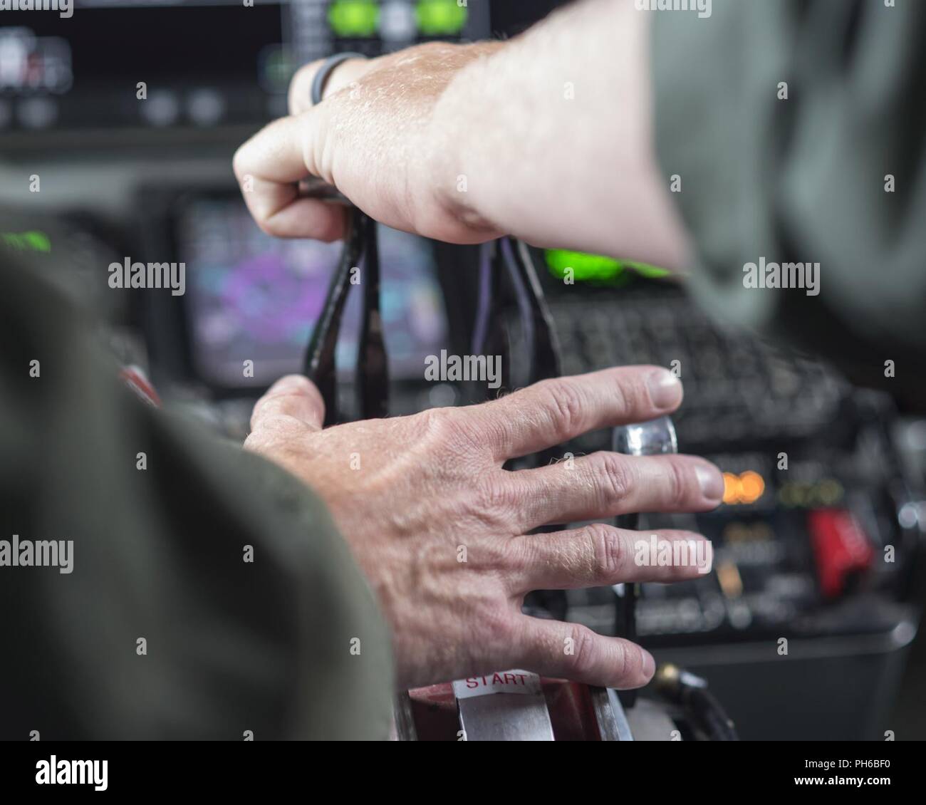 Us Air National Guard Maj Zackary Smith und Kapitän Scott Stoner, beide Piloten mit Die 121 Luftbetankung Flügel, Ohio, Einstellen von einer KC-135 Stratotanker während des Starts am 27. Juni 2018. Die stratotanker würde später F-16 Fighting Falcons mit den 158 Fighter Wing, Vermont tanken. Stockfoto