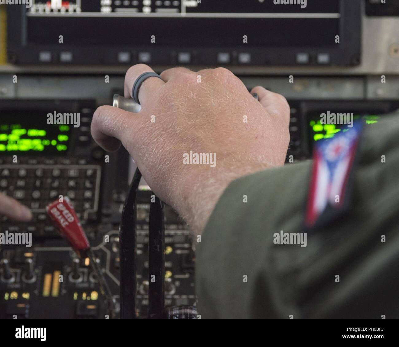 Us Air National Guard Kapitän Scott Stoner, einem Pilotprojekt mit Die 121 Luftbetankung Flügel, Ohio, passt die Drosselklappe von einem KC-135 Stratotanker während des Starts am 27. Juni 2018. Der stratotanker später F-16 Fighting Falcons mit den 158 Fighter Wing, Vermont tanken. Stockfoto