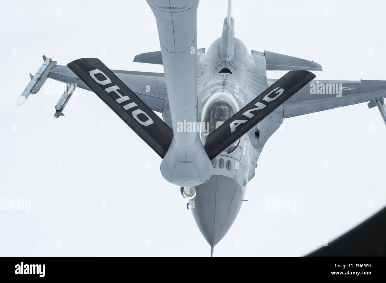 Eine F-16 Fighting Falcon mit der 158 Fighter Wing, Vermont Ansätze der Boom von einer KC-135 Stratotanker mit Die 121 Luftbetankung Flügel, Ohio in den Himmel über northeaster Usa Juni 27, 2018. Die Stratotanker aufgetankt vier Kämpfen Falken während dieser Übung. Stockfoto