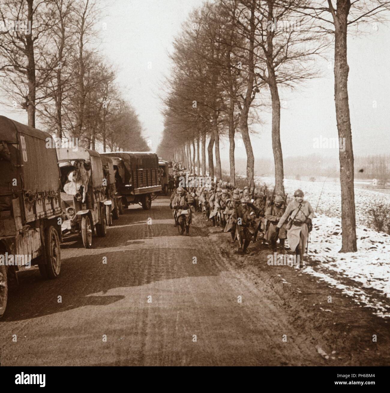 Spalte von Lkw und Truppen, Somme-Tourbe, Nordfrankreich, c 1914 - c 1918. Artist: Unbekannt. Stockfoto