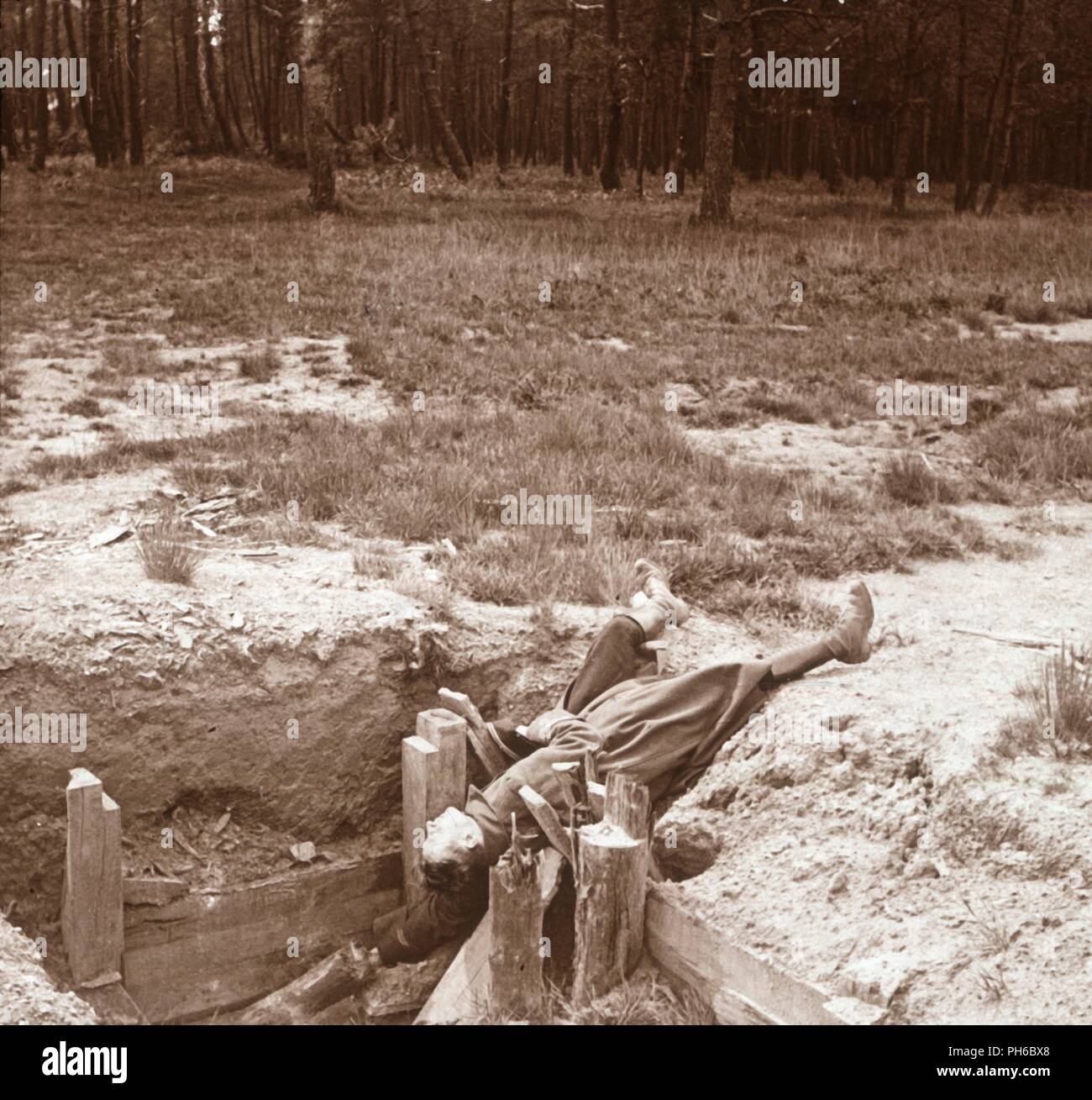 Körper von toten Soldaten, Argonne, Nordfrankreich, c 1914 - c 1918. Artist: Unbekannt. Stockfoto