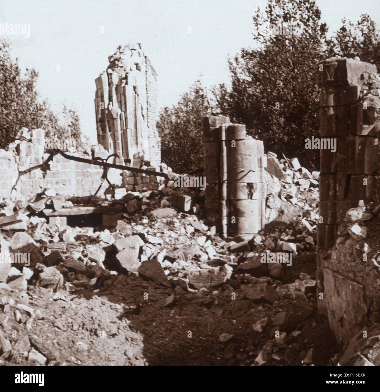 Ruiniert chateau, Pinon, Nordfrankreich, c 1914 - c 1918. Artist: Unbekannt. Stockfoto