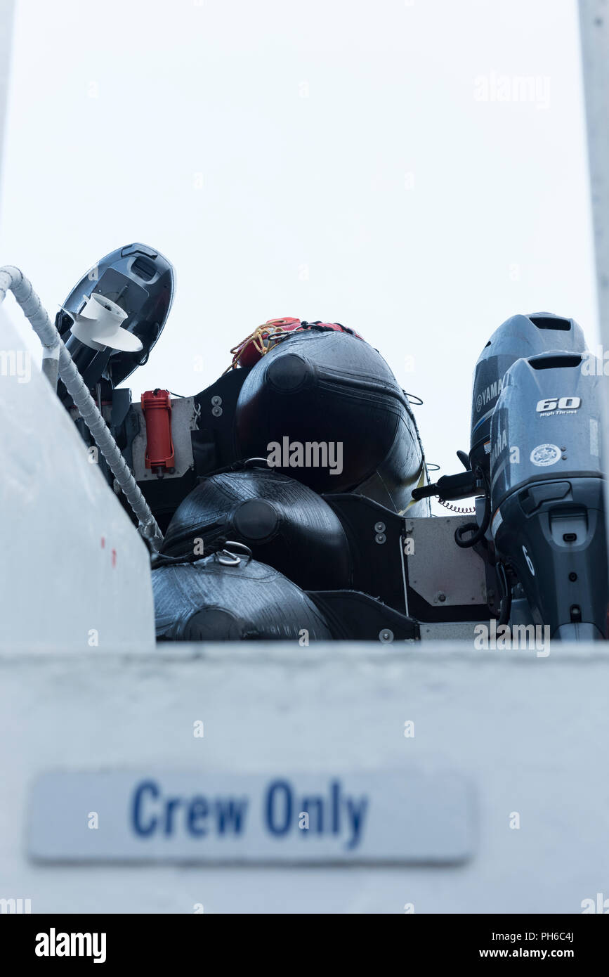 Leere DIB (Sternzeichen) aufblasbare Boote bis auf dem oberen Deck auf der Lindblad National Geographic Sea Bird in Alaska, USA gestapelt. Stockfoto