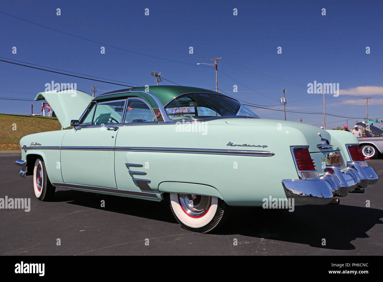 CONCORD, NC - April 8, 2017: 1954 Mercury Monterey Automobile auf der Pennzoil AutoFair Classic Car Show in Charlotte Motor Speedway statt Stockfoto