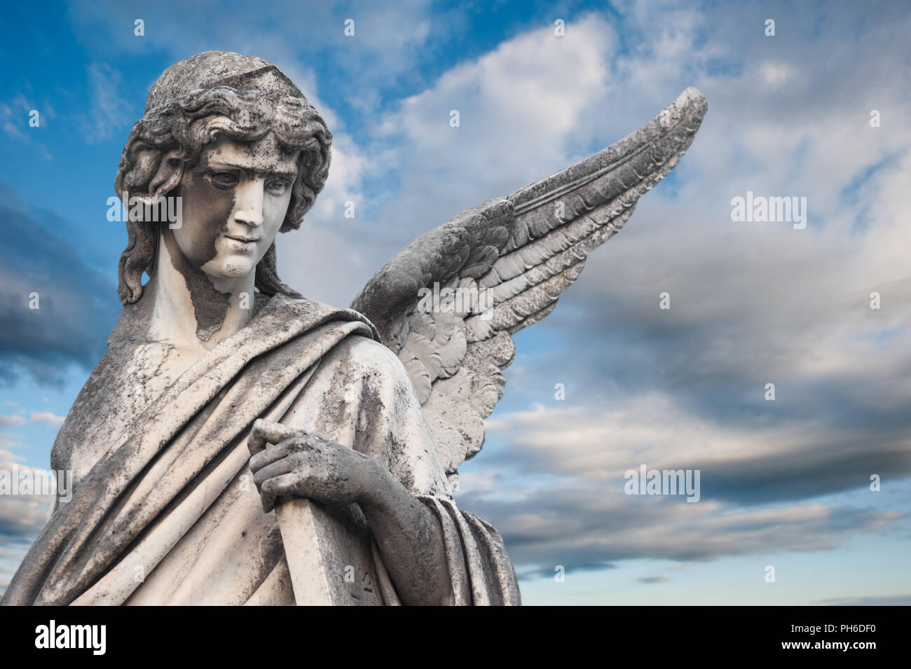 Marmor Engel mit Tisch gegen den blauen bewölkten Himmel Stockfoto