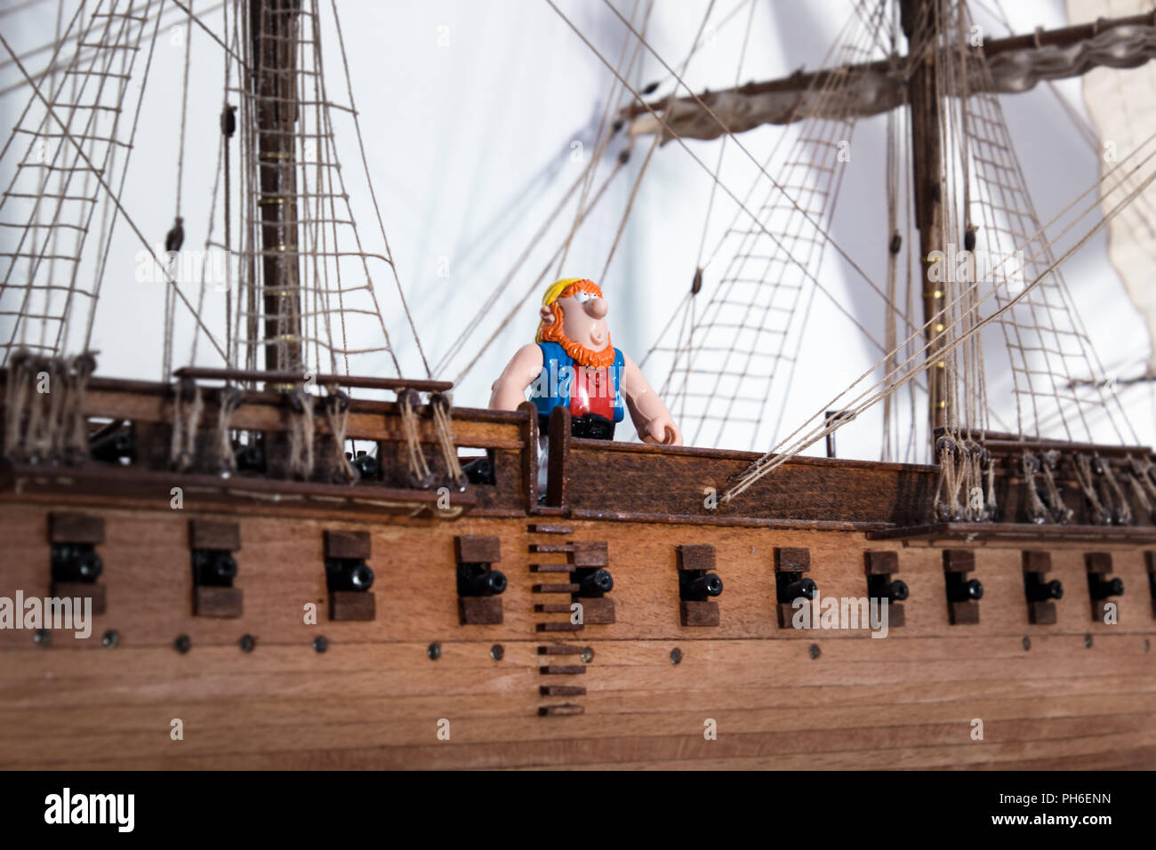 Piratenfigur auf einem Modell eines alten Modellschiffs. Stockfoto