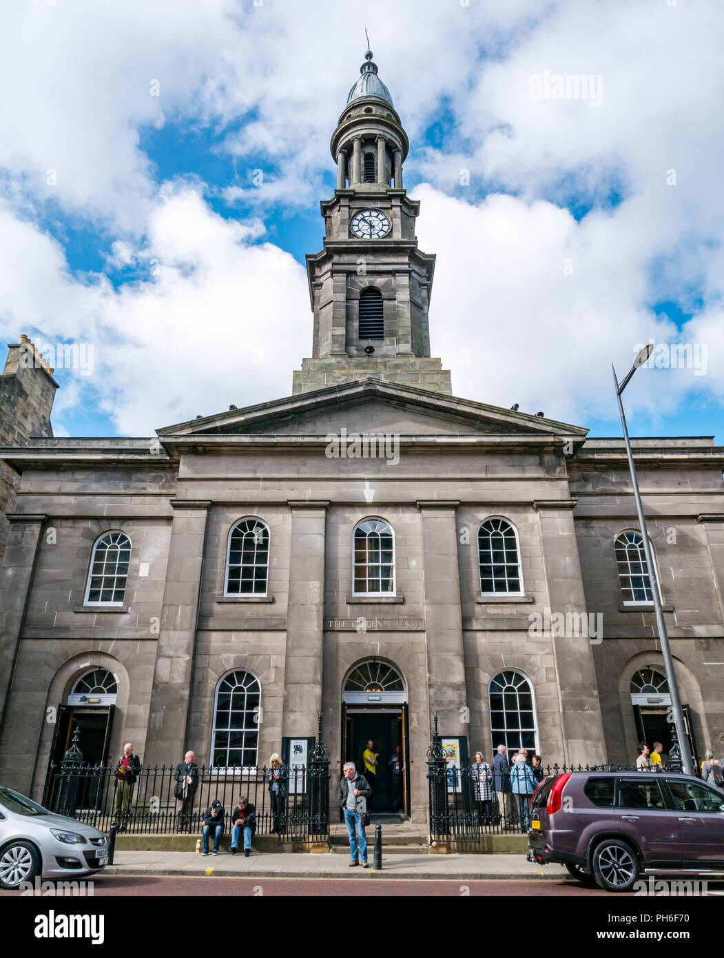 Georgische Queen's Hall, ehemalige Kirche, jetzt Edinburgh International Festival Konzerthalle, Clerk Street, Edinburgh, Schottland, UK mit Leuten anreisen Stockfoto