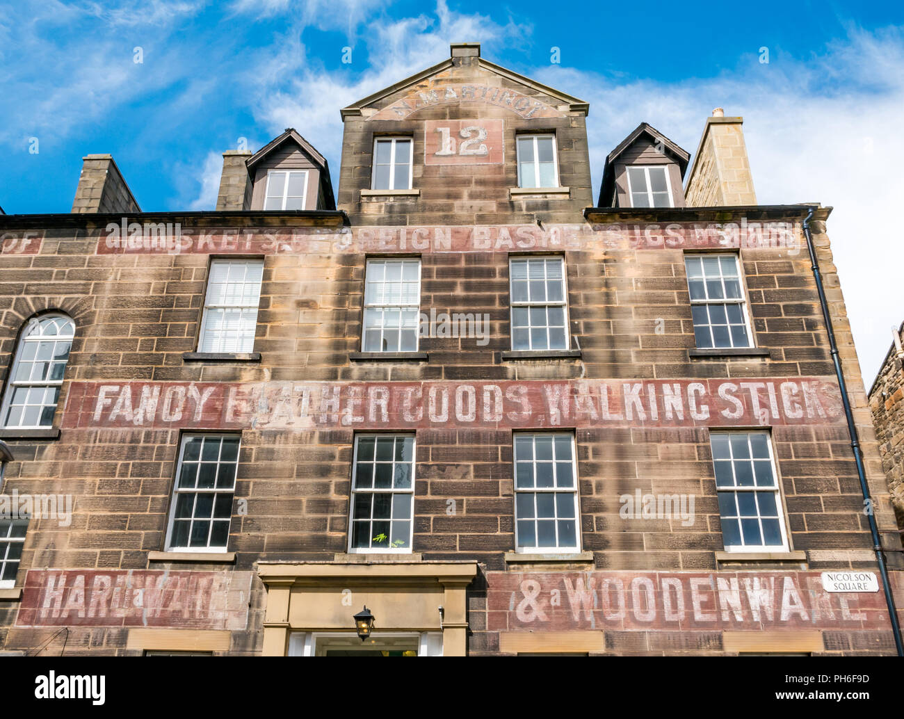 Universität von Edinburgh, Alison Haus, Reid Schule für Musik, Georgian Stadthaus mit alter Hardware Shop ghost Schriftzug Werbung fancy Waren Stockfoto