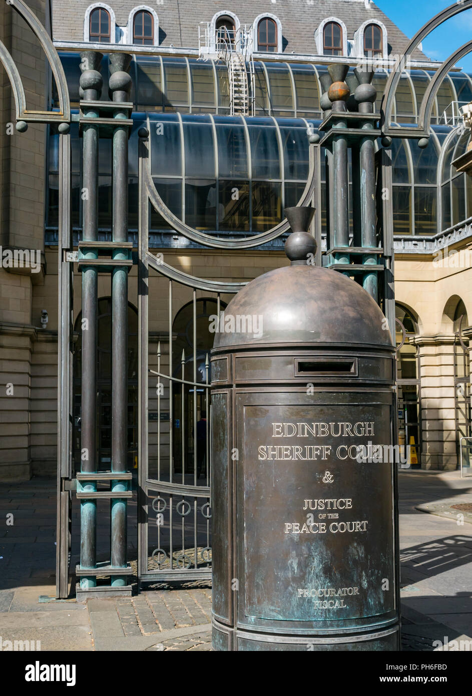 Vor Edinburgh Sheriff Court, Chambers Street, Edinburgh, Schottland, Großbritannien mit Namen Schild am Eingangstor Stockfoto