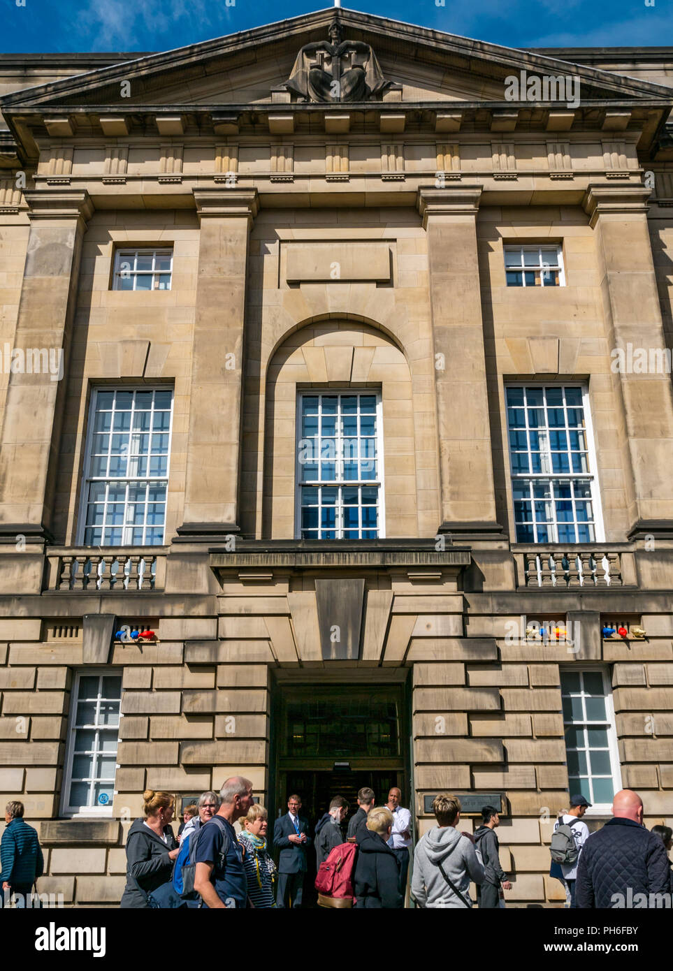 Vor Edinburgh High Court von Justiciary, Royal Mile, Edinburgh, Schottland, Großbritannien während Festival mit Menschen vorbei gehen. Stockfoto