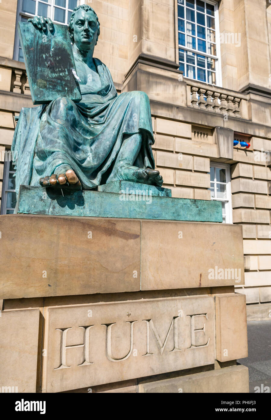 David Hume Bronze Statue von Alexander Stoddart, Edinburgh High Court von Justiciary, Royal Mile, Edinburgh, Schottland, Großbritannien mit rieb Zehen Stockfoto