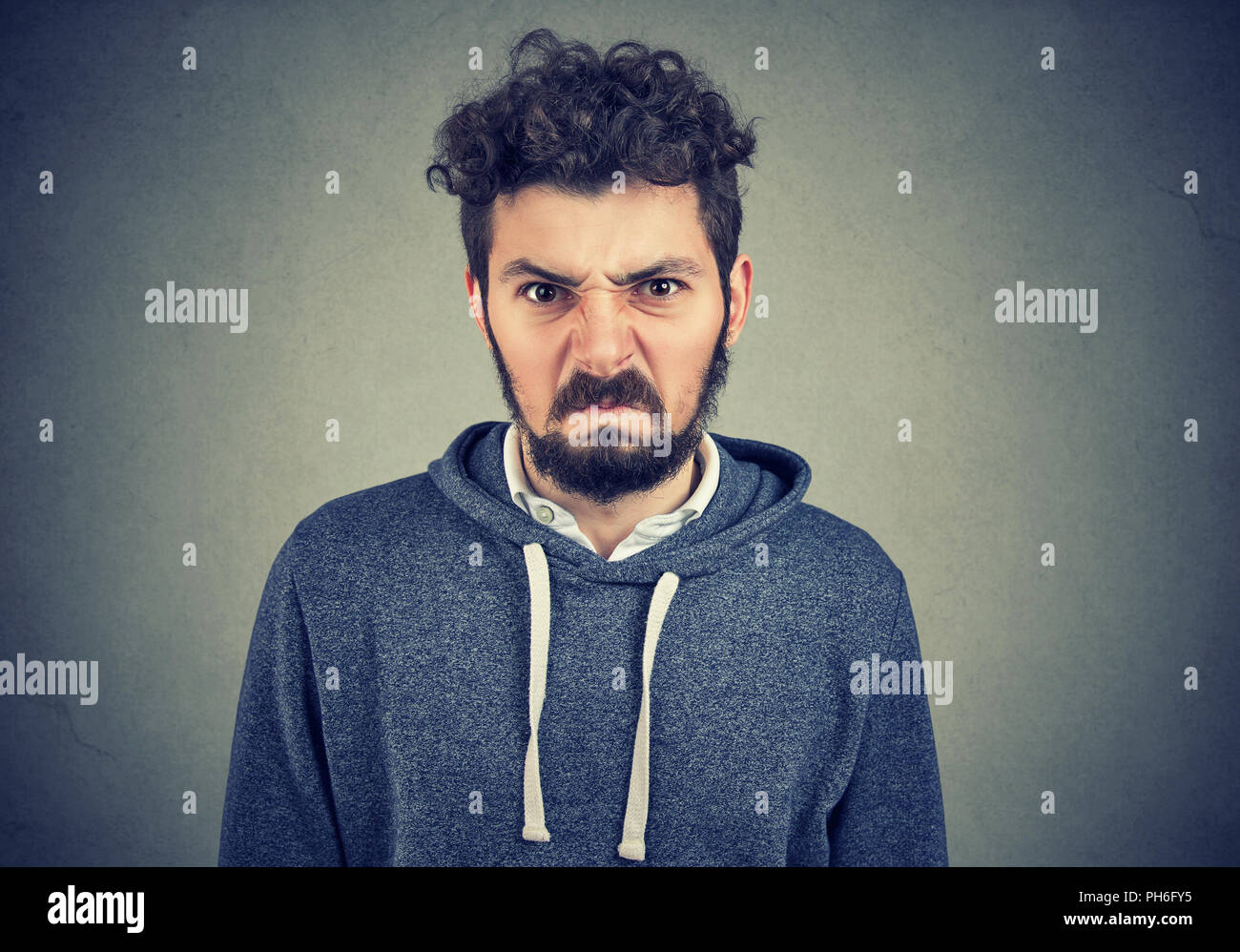 Portrait einer verärgert, wütend aussehender junger Mann Stockfoto