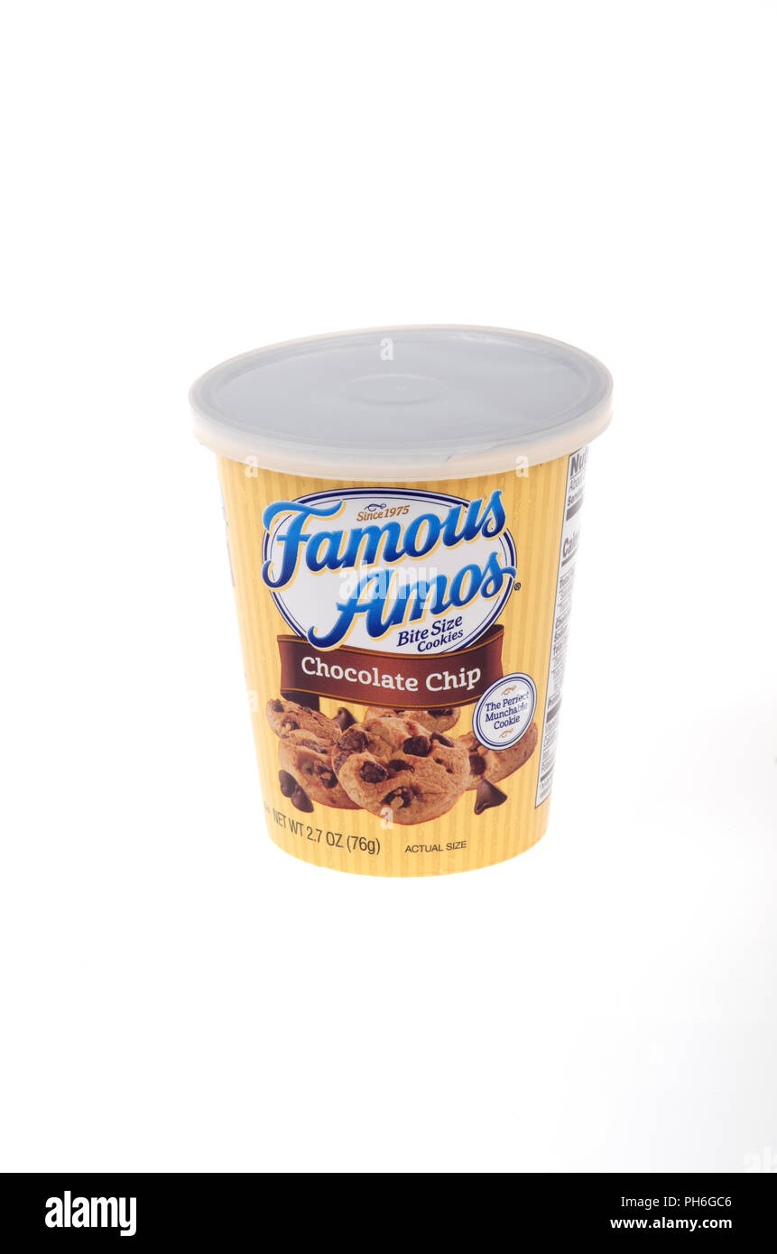 Behälter mit berühmten Amos Chocolate Chip Cookies durch Kelloggs auf weißem Hintergrund Stockfoto