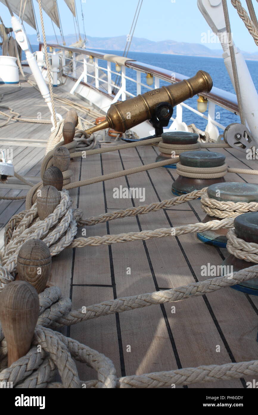 Main Deck eines clipper Schiff mit einem Messing Kanone mit Seil Inhaber, sichern die Stifte und die Takelage Stockfoto