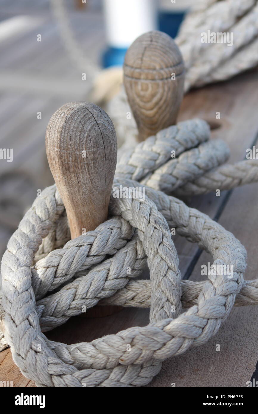 Sichern Stifte mit geflochtenen Seilen auf dem Hauptdeck des Clipper Ship Stockfoto