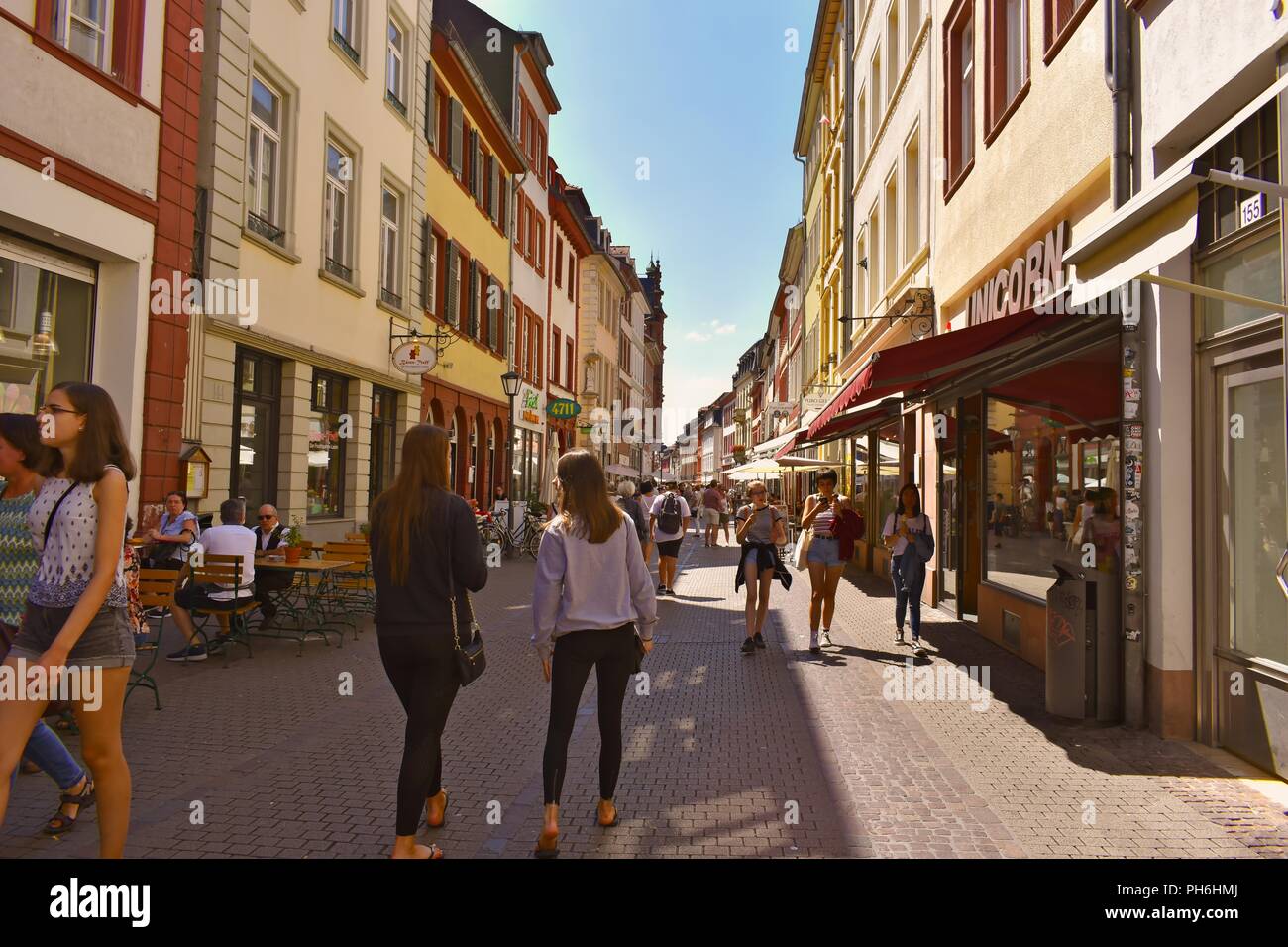Heidelberg, Baden-Württemberg, Deutschland - 18. Juli 2018: Touristen und Einheimische durch die Main Street bummeln. Stockfoto