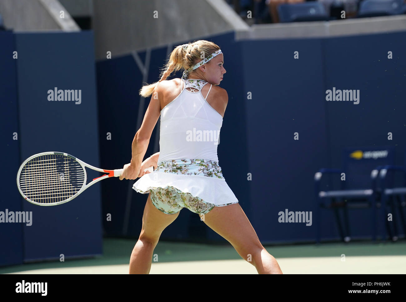 New York, NY - August 29, 2018: Camila Giorgi von Italien zurück Kugel während der US Open 2018 2.Runde gegen Venus Williams aus den USA an USTA Billie Jean King National Tennis Center Stockfoto